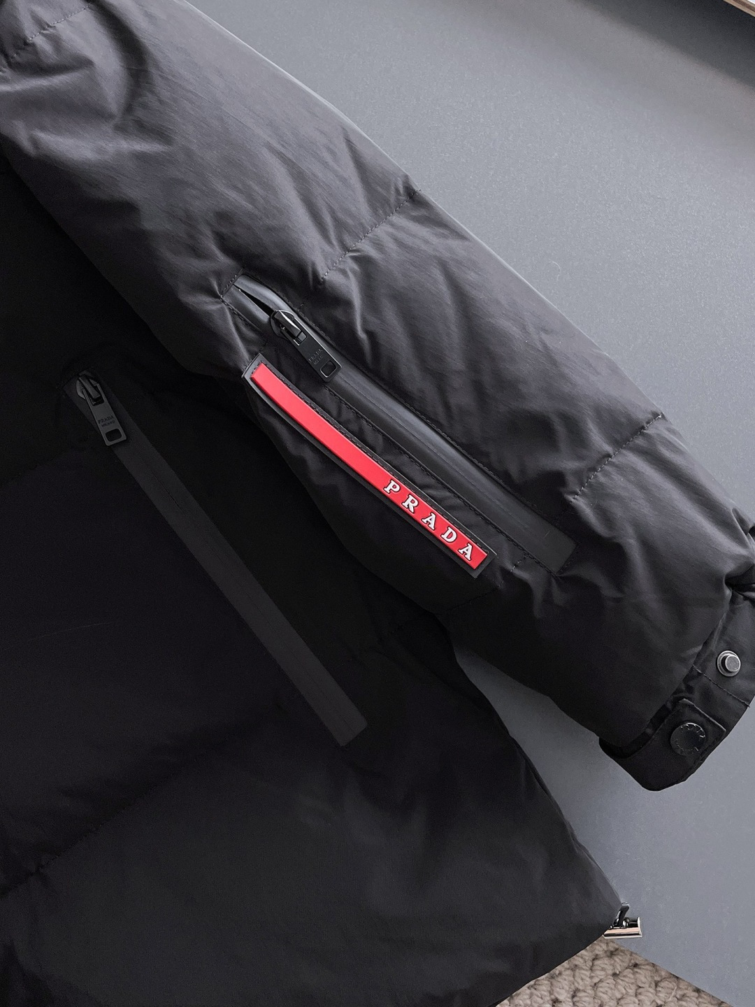 普拉达 2025ss冬季新品🌟时尚顶级羽绒服填充进口羽绒朵，100%市面最高品质，进口面料，里布最高标准