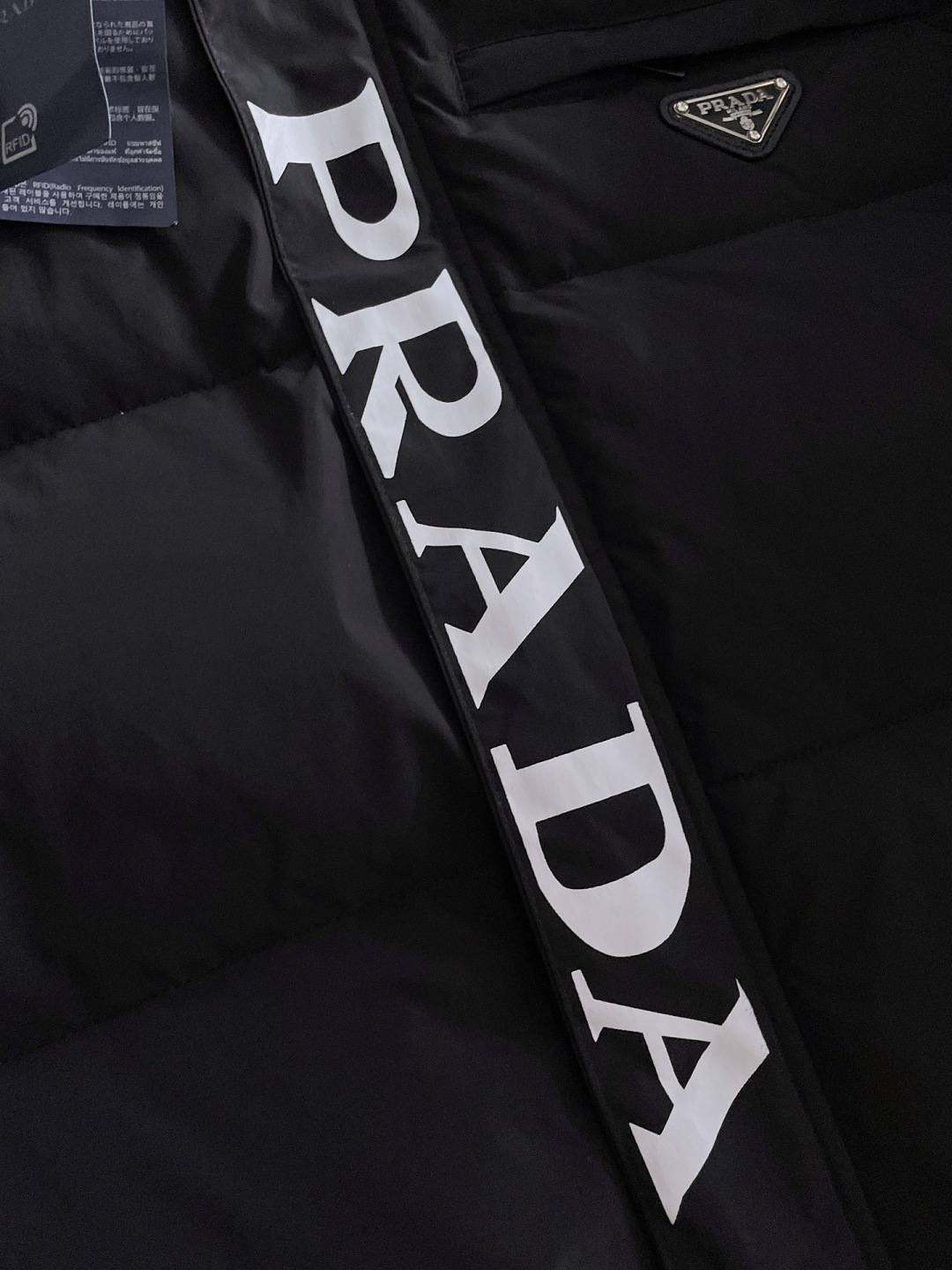 普拉达 2025ss冬季新品🌟时尚顶级羽绒服填充进口羽绒朵，100%市面最高品质，进口面料，里布最高标准