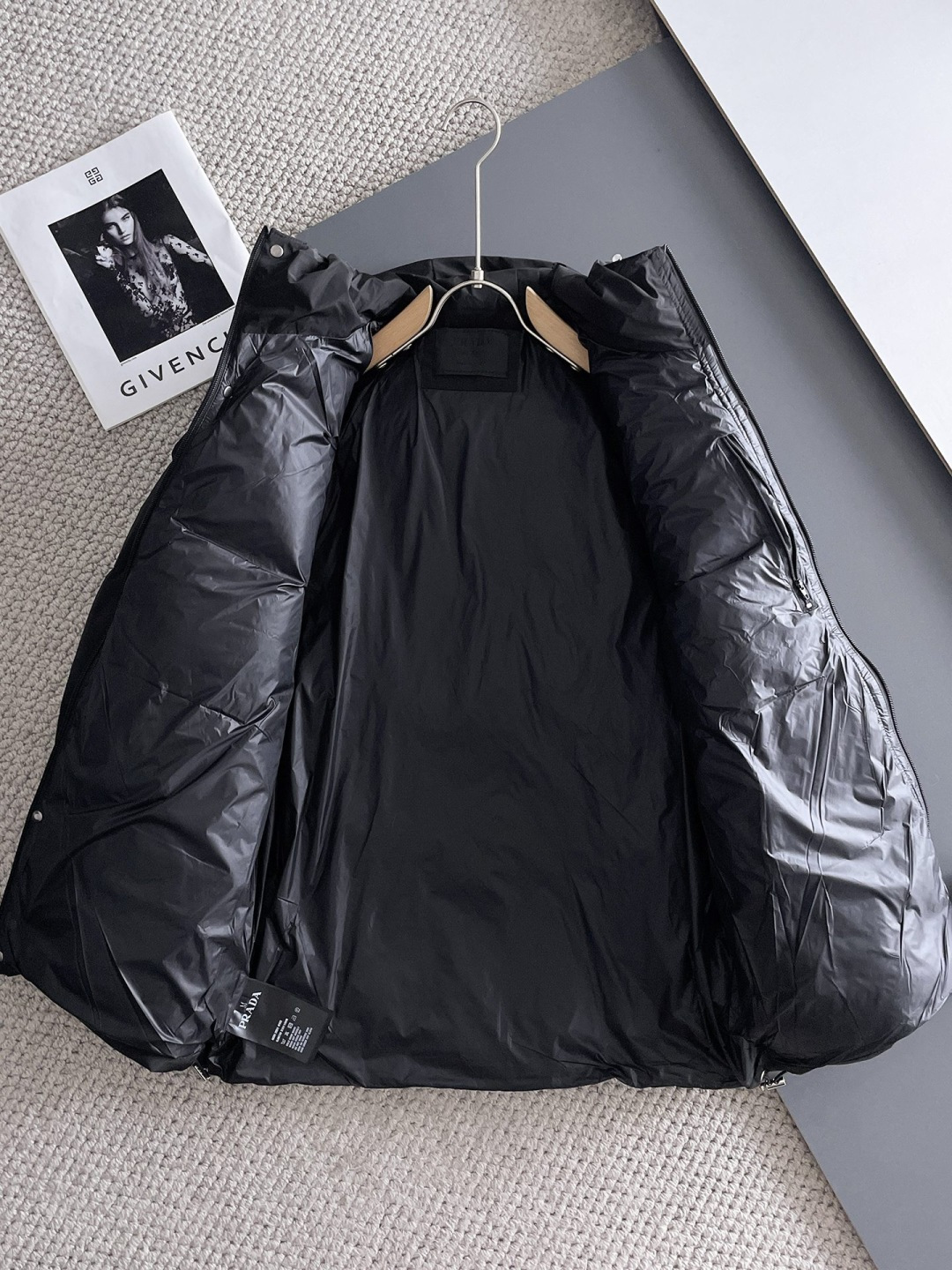 普拉达 2025ss冬季新品🌟时尚顶级羽绒服填充进口羽绒朵，100%市面最高品质，进口面料，里布最高标准