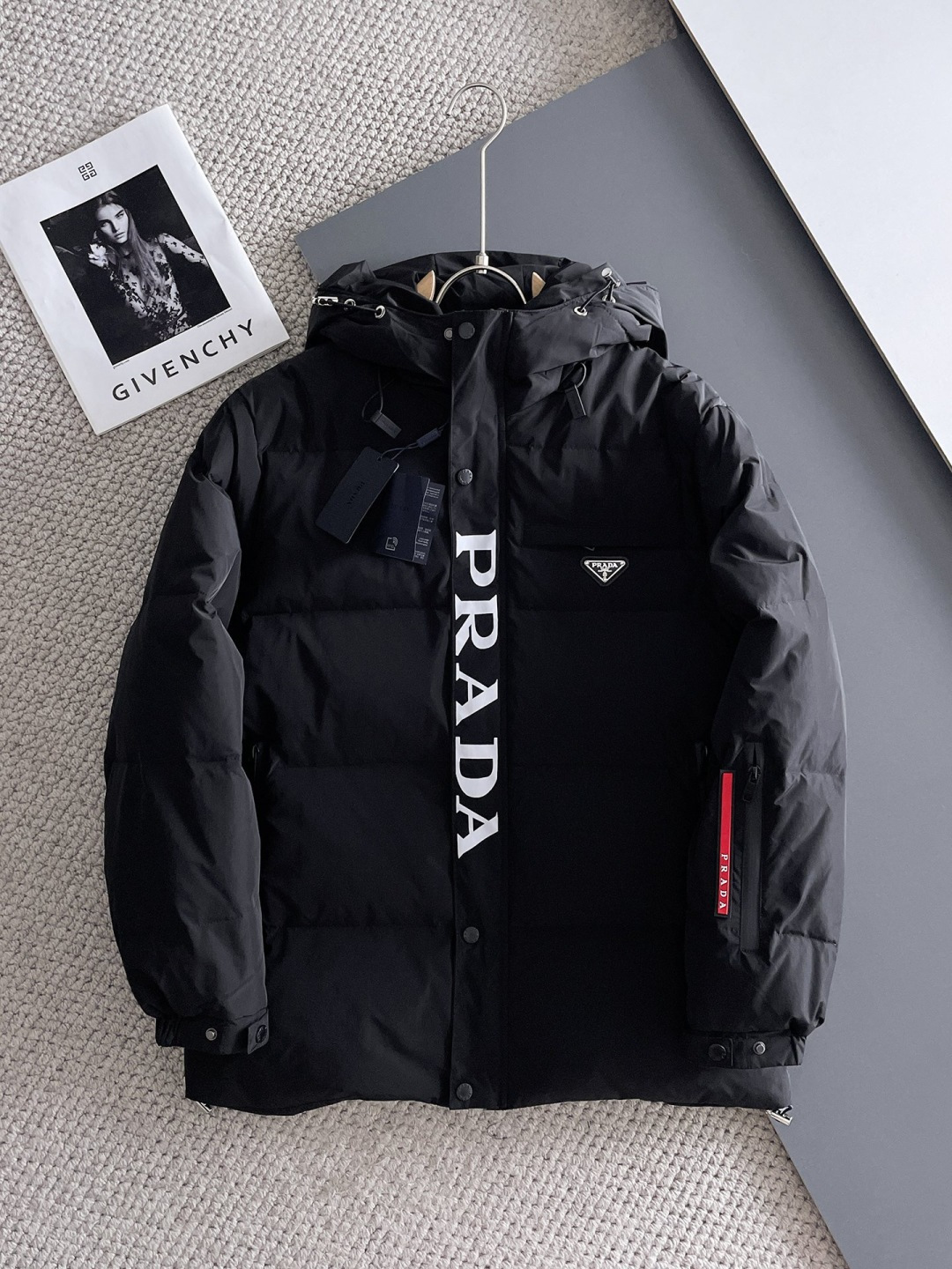 普拉达 2025ss冬季新品🌟时尚顶级羽绒服填充进口羽绒朵，100%市面最高品质，进口面料，里布最高标准