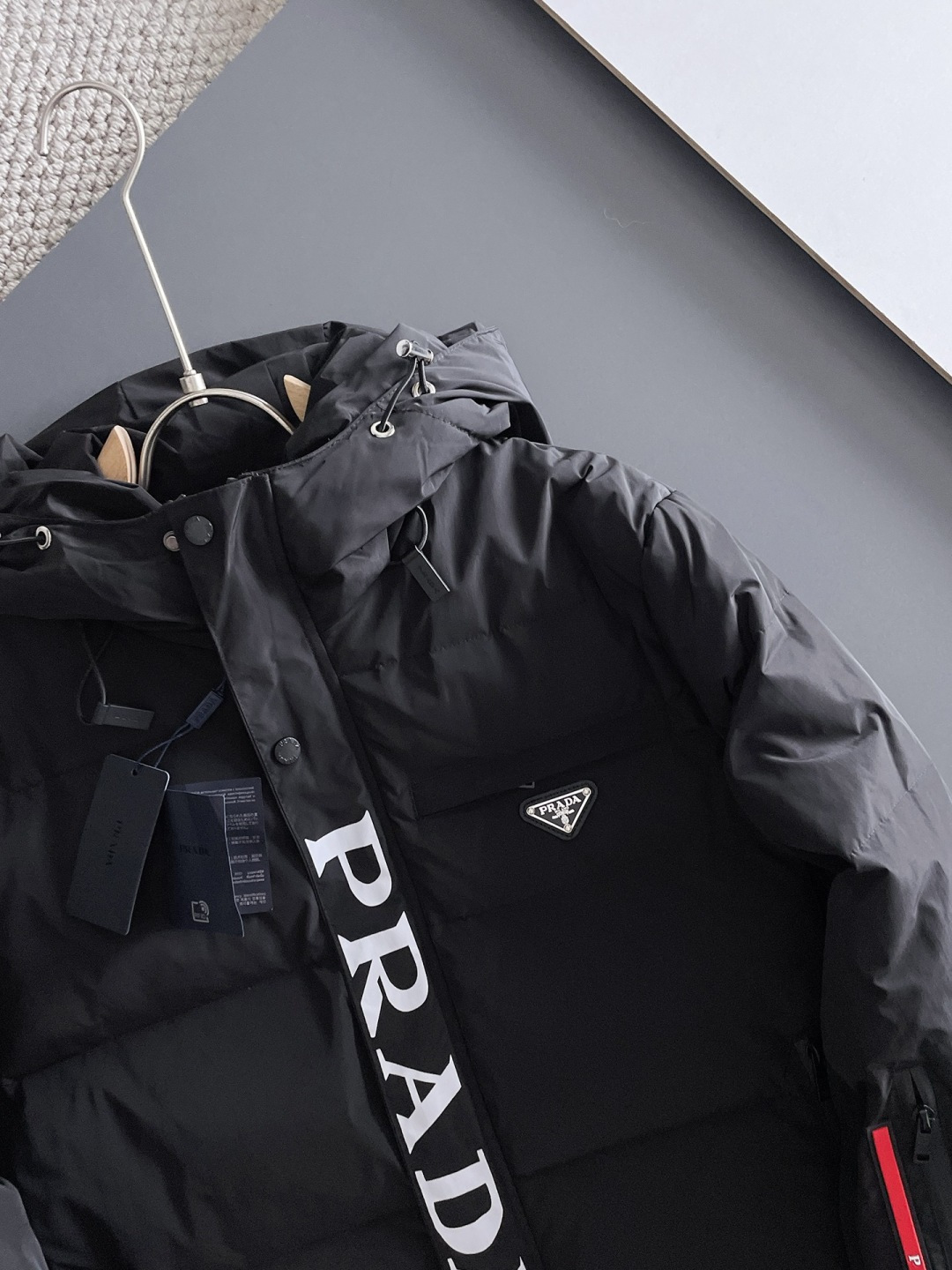 普拉达 2025ss冬季新品🌟时尚顶级羽绒服填充进口羽绒朵，100%市面最高品质，进口面料，里布最高标准