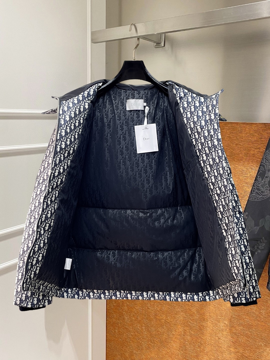 迪奥 2025秋冬新款羽绒服 原版1:1订制五金配件全进口原版定制 欢迎专柜对比 绝对的高品质 采用顶级