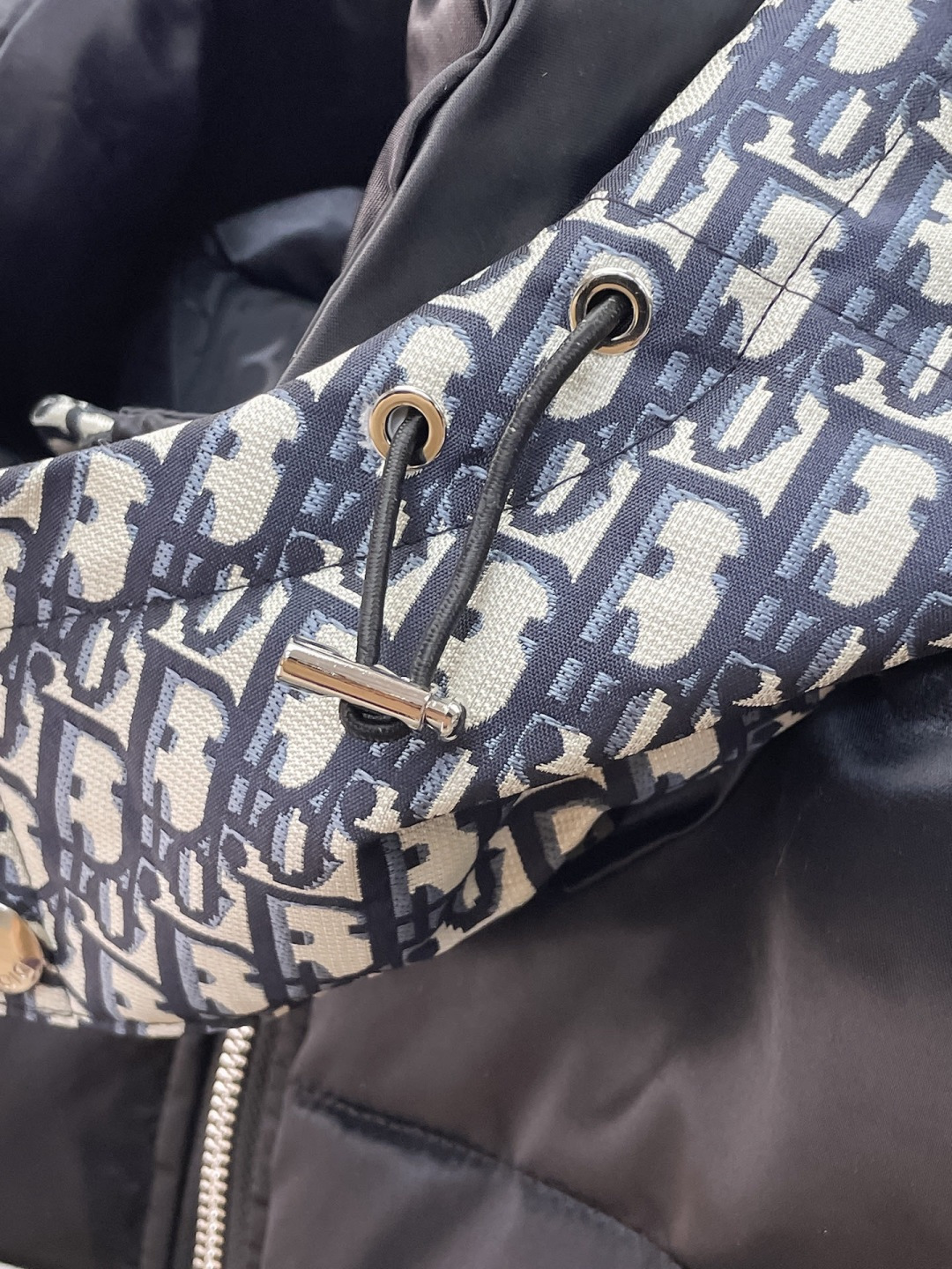 迪奥 2025秋冬新款羽绒服 原版1:1订制五金配件全进口原版定制 欢迎专柜对比 绝对的高品质 采用顶级