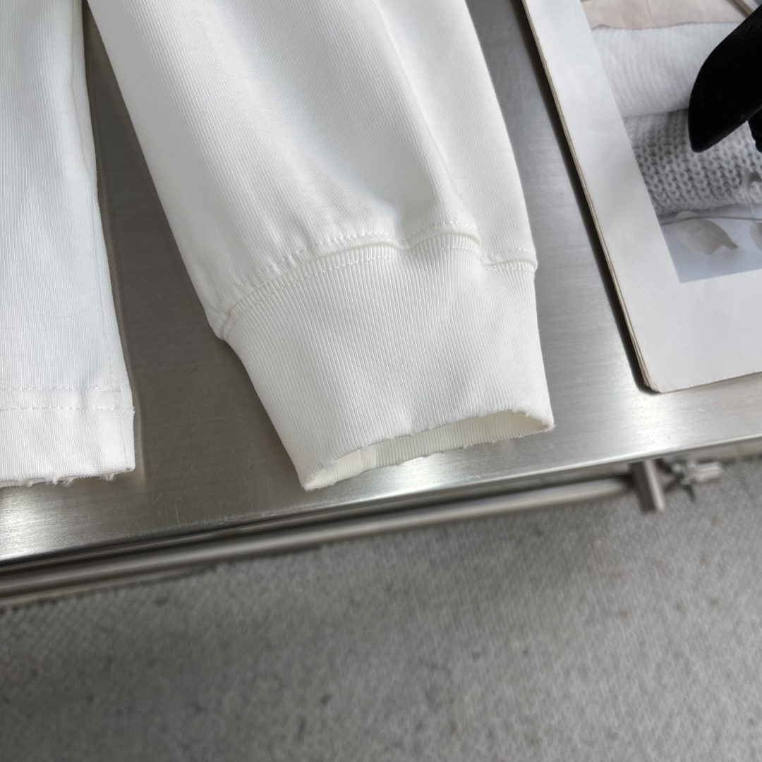 Balenciag 2025秋冬新款 320克洗水磨破圆领短袖tee 实物很棒男女同款 宽松版 尺码：X