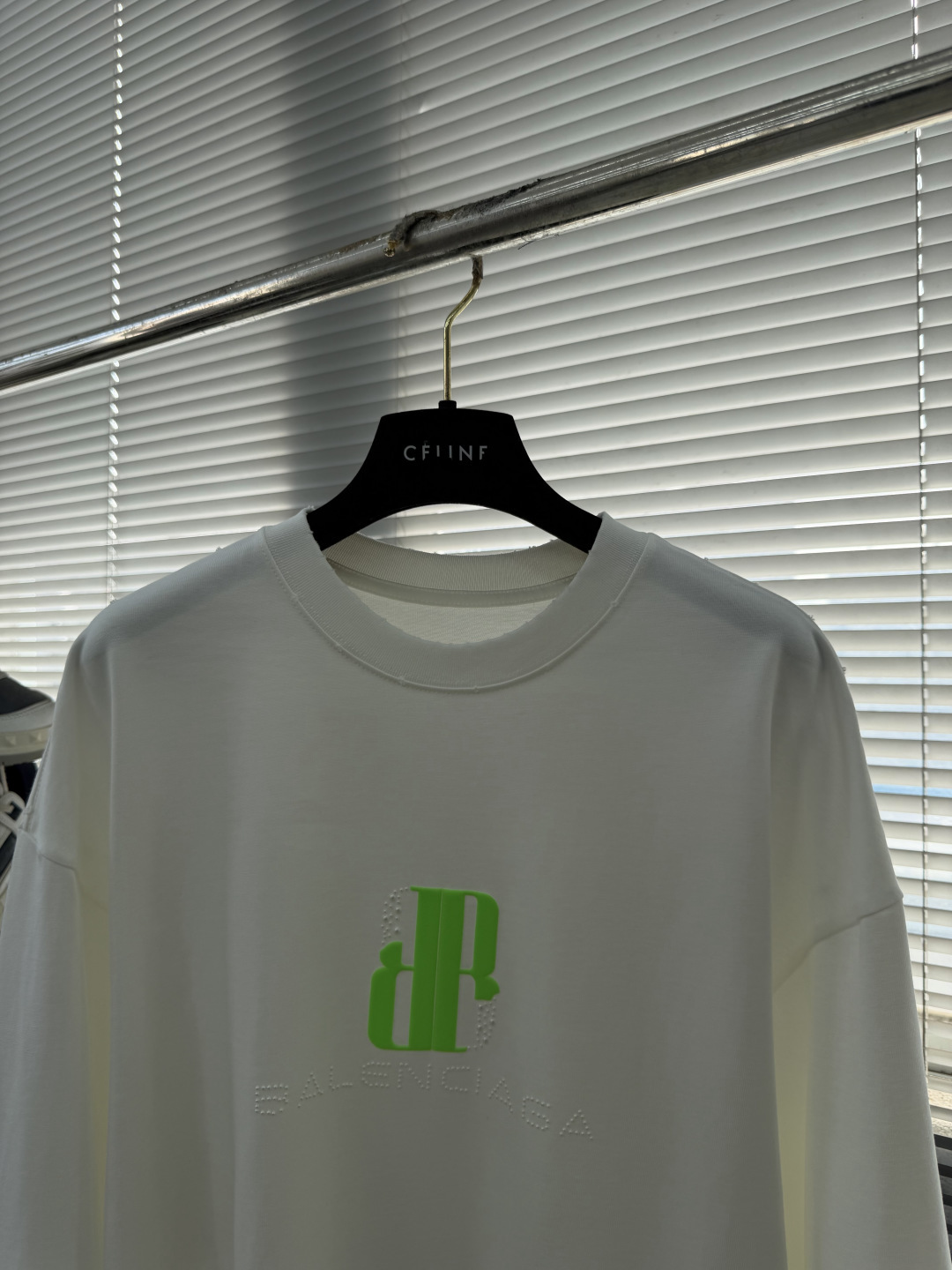 Balenciag 2025秋冬新款 320克洗水磨破圆领短袖tee 实物很棒男女同款 宽松版 尺码：X