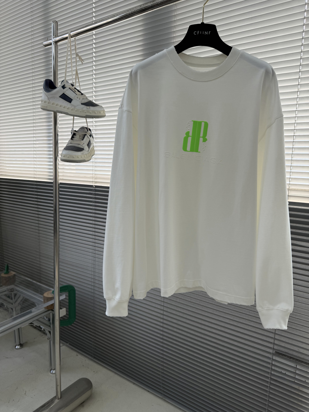 Balenciag 2025秋冬新款 320克洗水磨破圆领短袖tee 实物很棒男女同款 宽松版 尺码：X