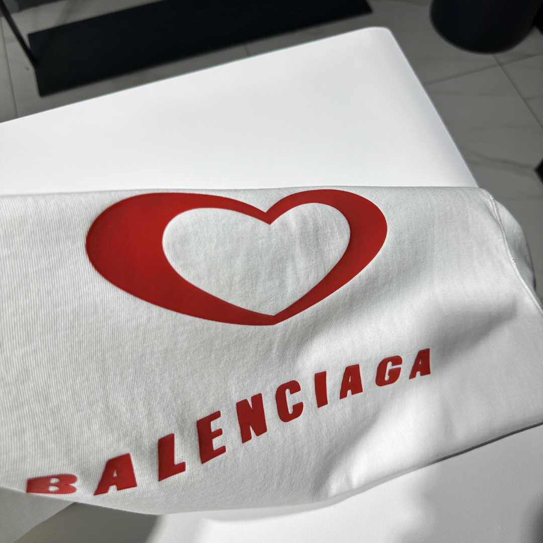 BALENCIAGA巴黎世家时尚休闲圆领短袖T恤！宽松版型纯棉材质！品牌字母logo爱心💗立体胶印工艺！