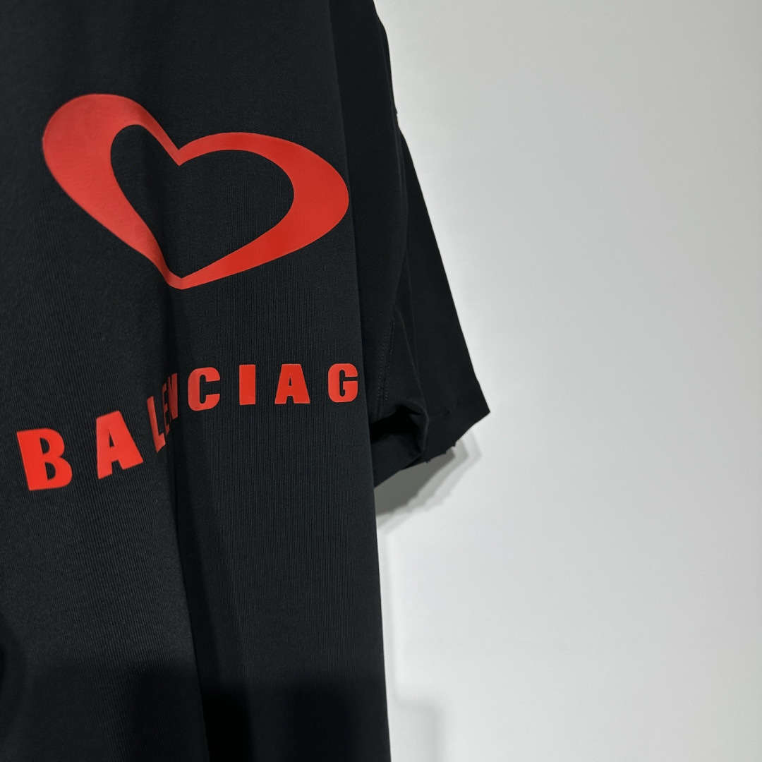 BALENCIAGA巴黎世家时尚休闲圆领短袖T恤！宽松版型纯棉材质！品牌字母logo爱心💗立体胶印工艺！