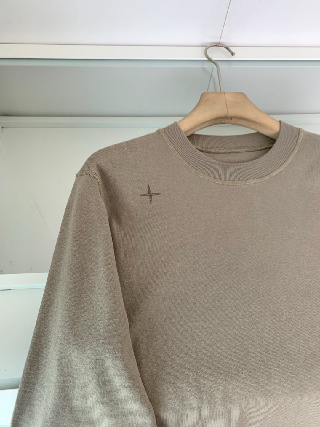 石头2025新款圆领套头卫衣 100%长绒棉 亲肤舒适，款式简约，肩部图案印花工艺 袖子logo徽章贴布