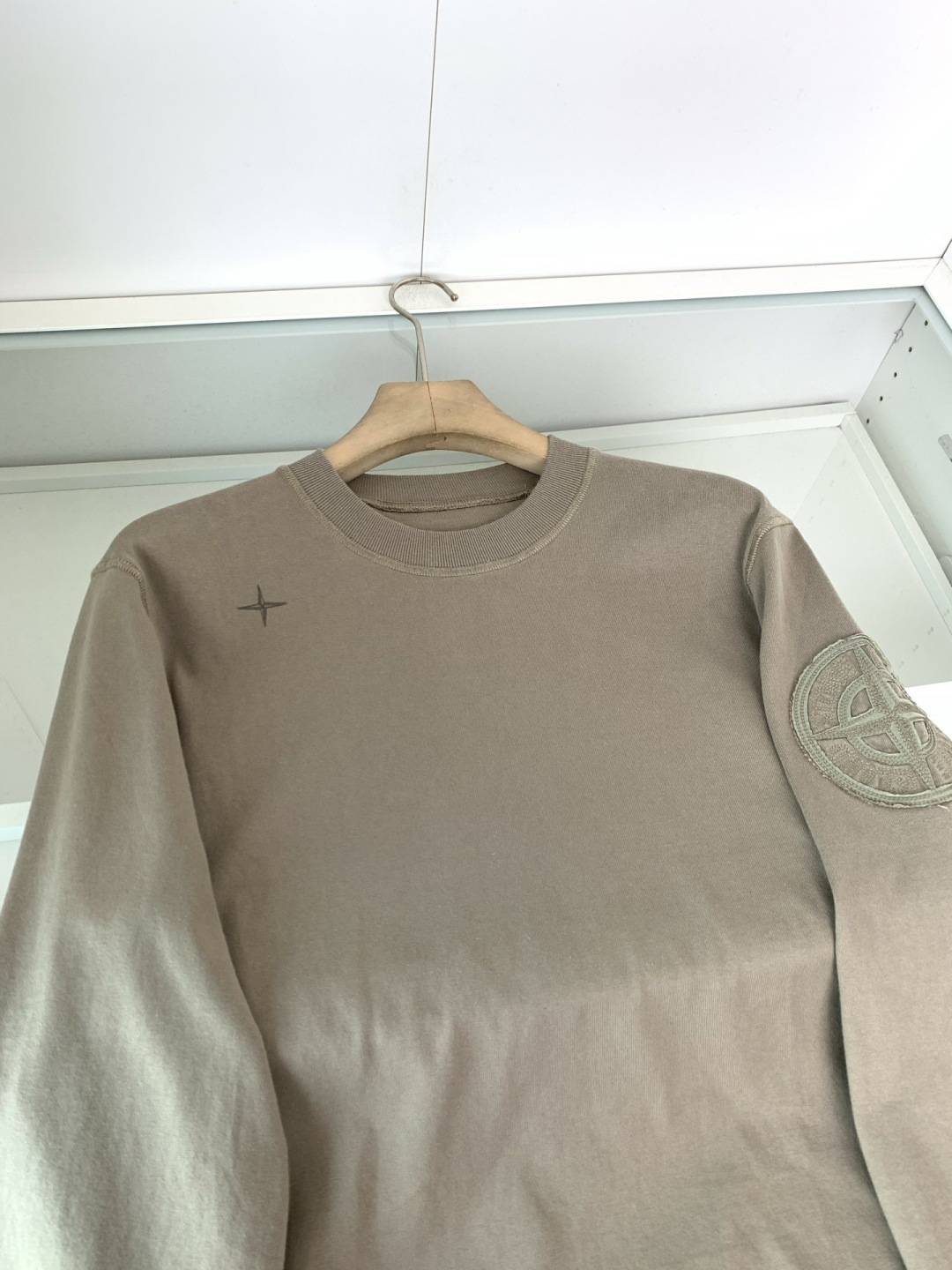 石头2025新款圆领套头卫衣 100%长绒棉 亲肤舒适，款式简约，肩部图案印花工艺 袖子logo徽章贴布