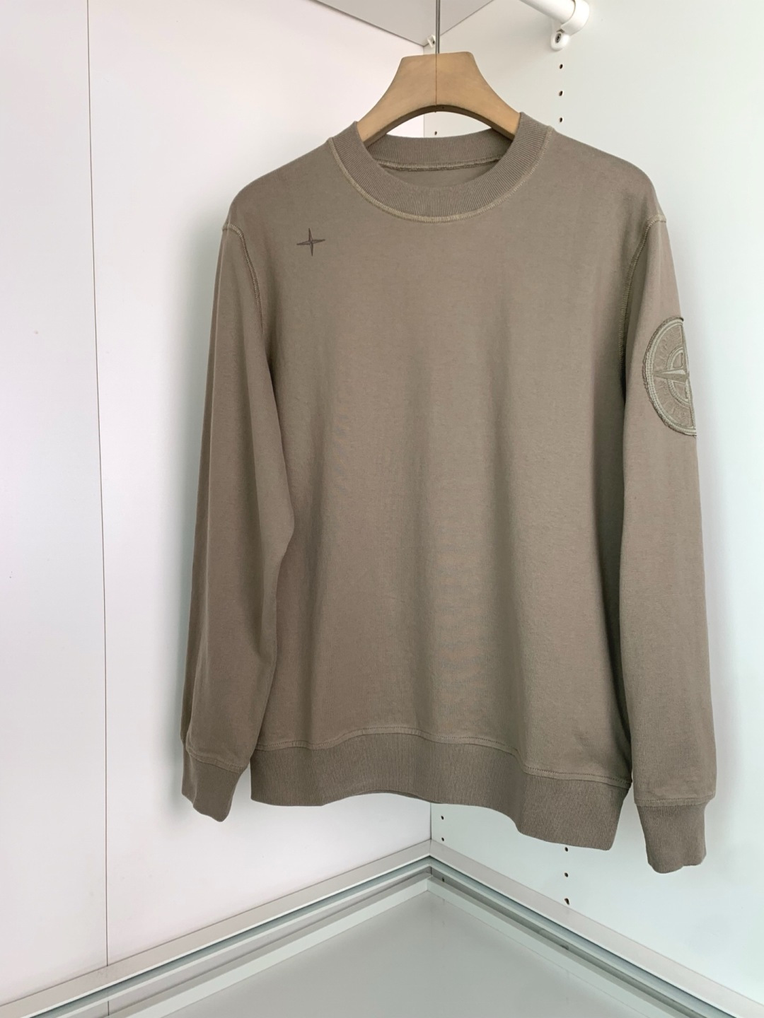 石头2025新款圆领套头卫衣 100%长绒棉 亲肤舒适，款式简约，肩部图案印花工艺 袖子logo徽章贴布