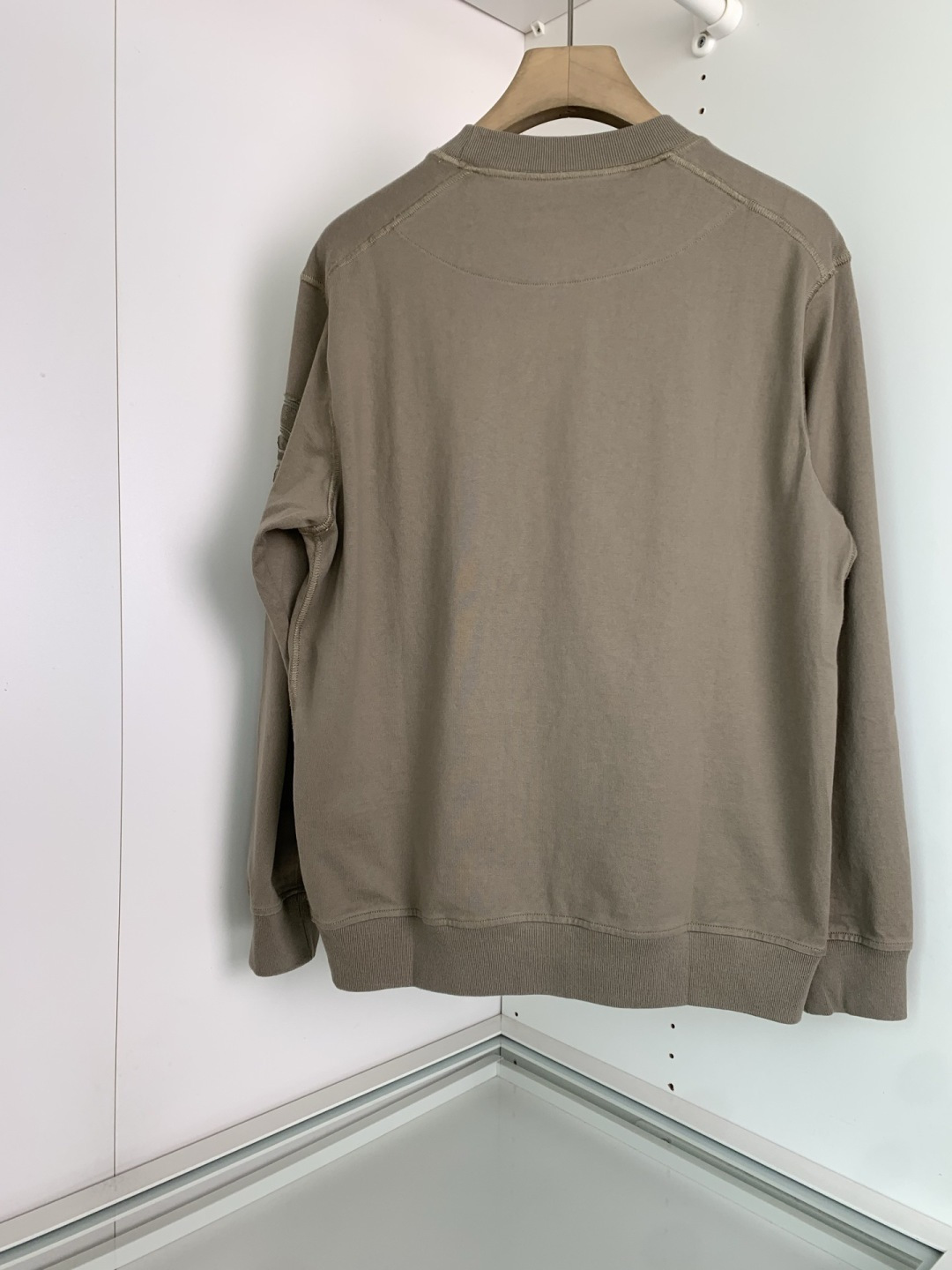 石头2025新款圆领套头卫衣 100%长绒棉 亲肤舒适，款式简约，肩部图案印花工艺 袖子logo徽章贴布