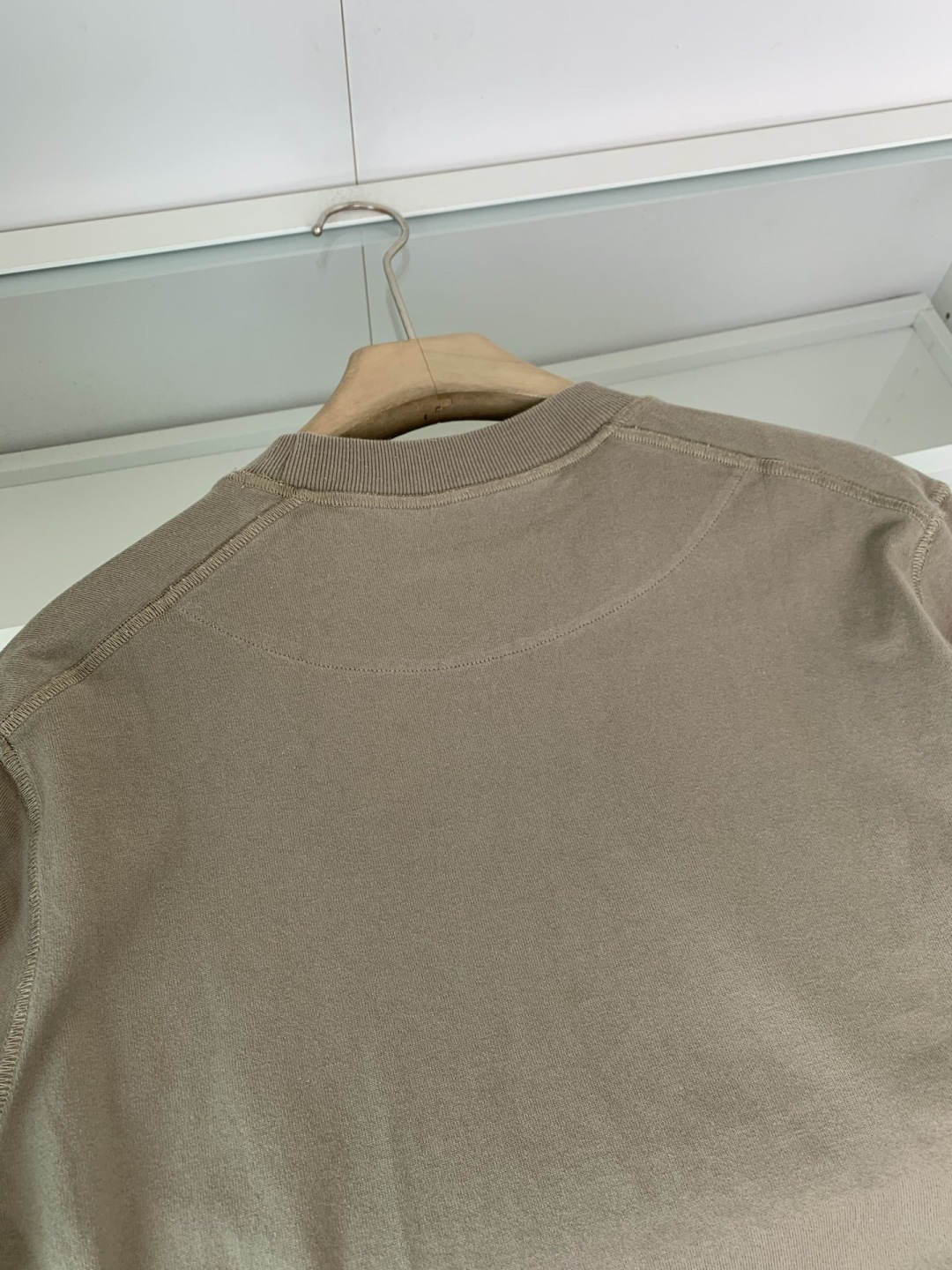 石头2025新款圆领套头卫衣 100%长绒棉 亲肤舒适，款式简约，肩部图案印花工艺 袖子logo徽章贴布