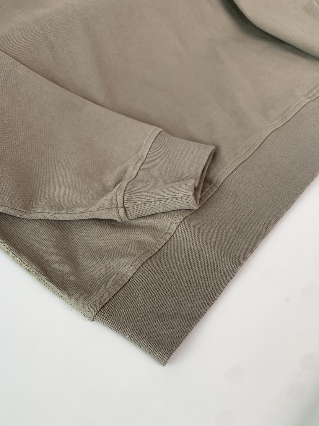 石头2025新款圆领套头卫衣 100%长绒棉 亲肤舒适，款式简约，肩部图案印花工艺 袖子logo徽章贴布