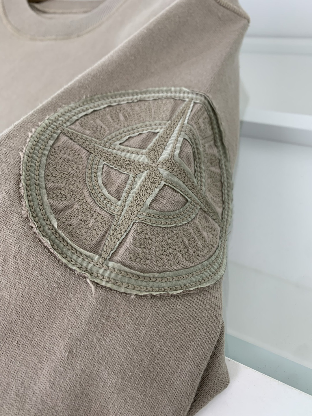 石头2025新款圆领套头卫衣 100%长绒棉 亲肤舒适，款式简约，肩部图案印花工艺 袖子logo徽章贴布