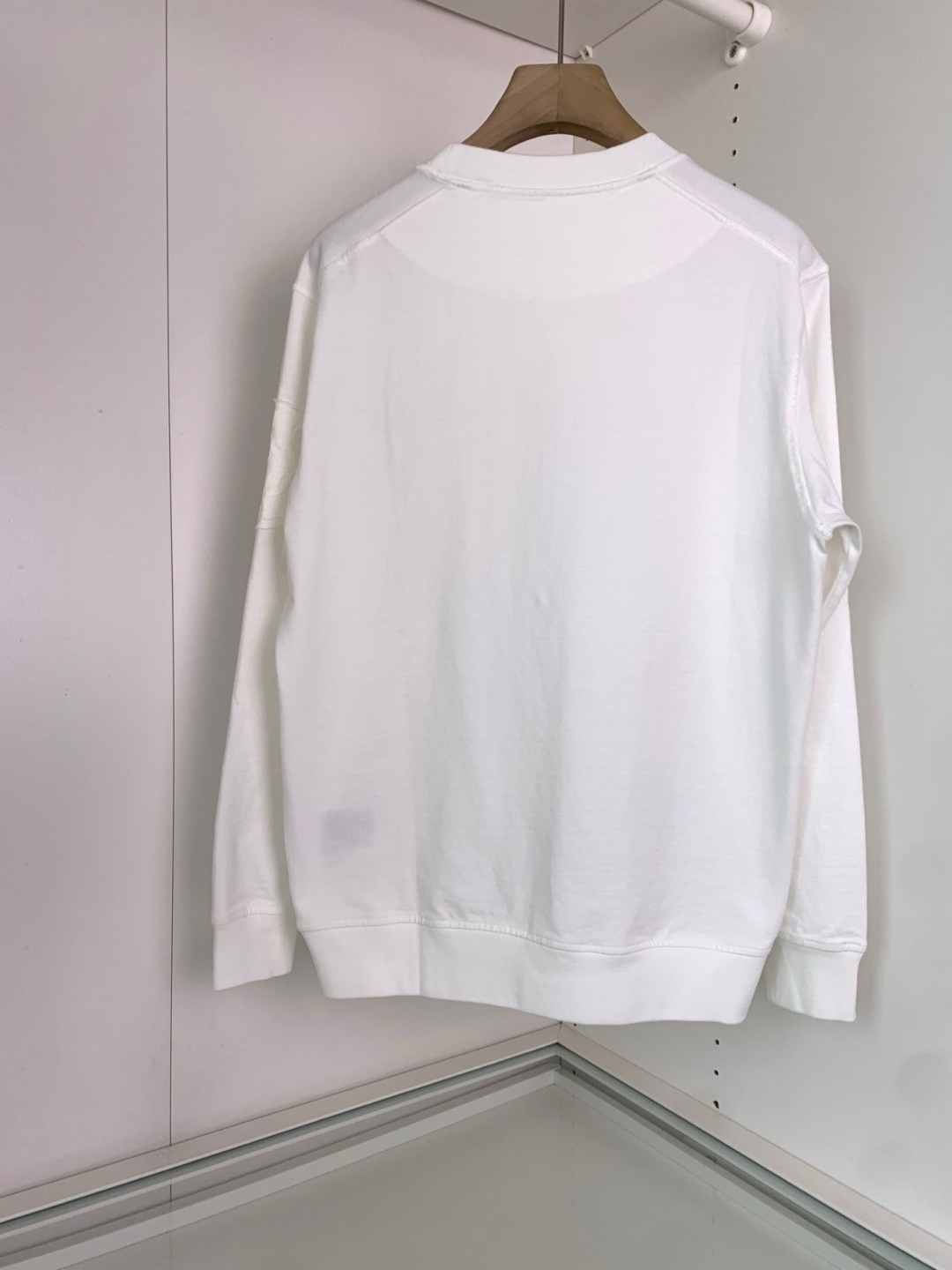 石头2025新款圆领套头卫衣 100%长绒棉 亲肤舒适，款式简约，肩部图案印花工艺 袖子logo徽章贴布