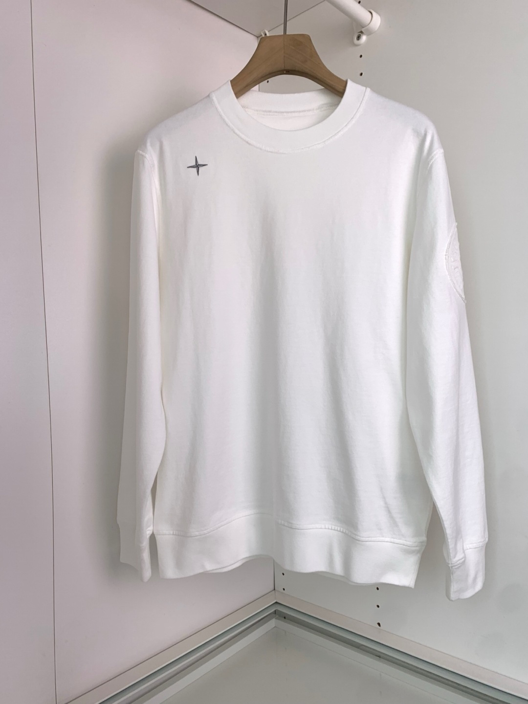 石头2025新款圆领套头卫衣 100%长绒棉 亲肤舒适，款式简约，肩部图案印花工艺 袖子logo徽章贴布