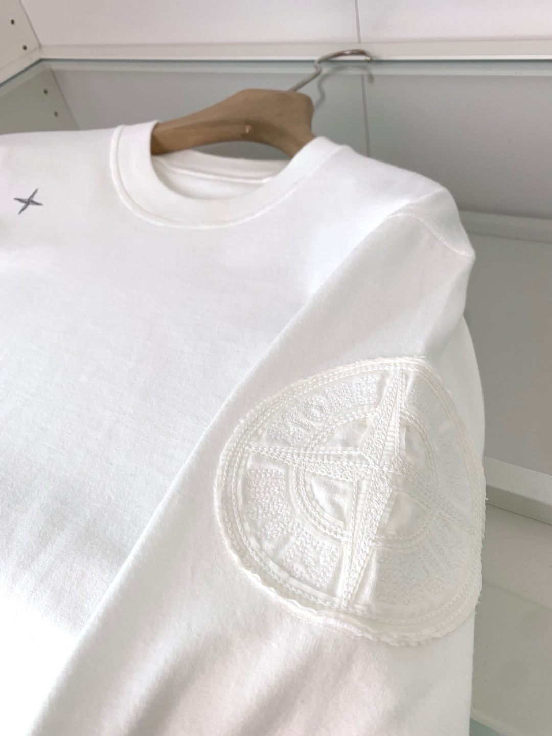 石头2025新款圆领套头卫衣 100%长绒棉 亲肤舒适，款式简约，肩部图案印花工艺 袖子logo徽章贴布