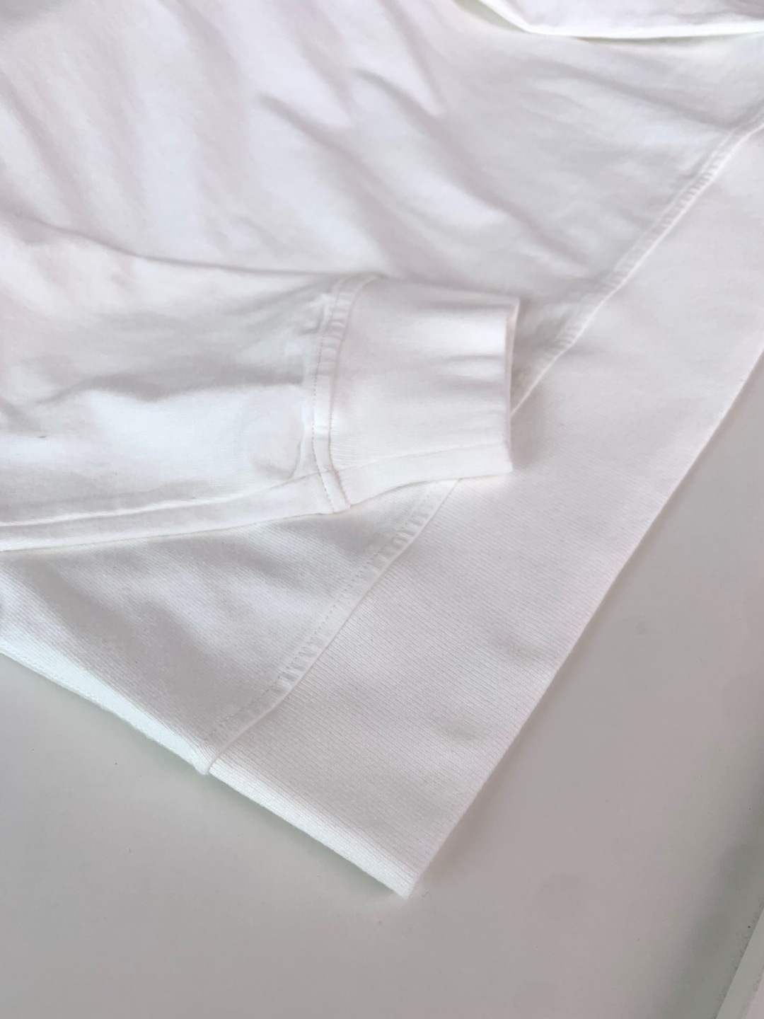 石头2025新款圆领套头卫衣 100%长绒棉 亲肤舒适，款式简约，肩部图案印花工艺 袖子logo徽章贴布