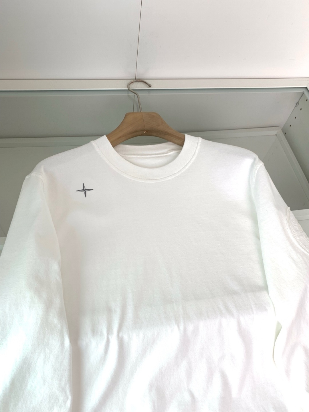 石头2025新款圆领套头卫衣 100%长绒棉 亲肤舒适，款式简约，肩部图案印花工艺 袖子logo徽章贴布