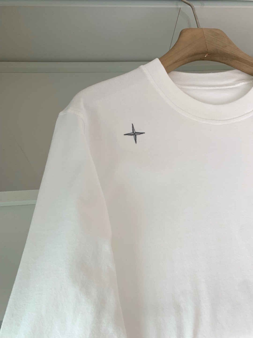 石头2025新款圆领套头卫衣 100%长绒棉 亲肤舒适，款式简约，肩部图案印花工艺 袖子logo徽章贴布