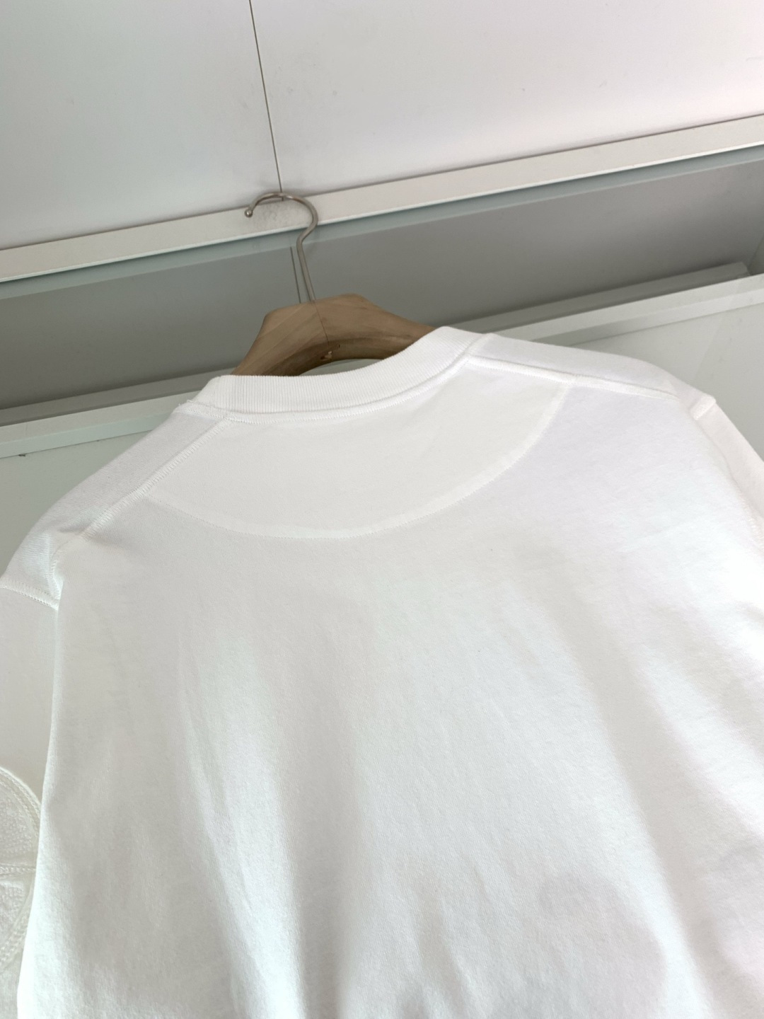 石头2025新款圆领套头卫衣 100%长绒棉 亲肤舒适，款式简约，肩部图案印花工艺 袖子logo徽章贴布