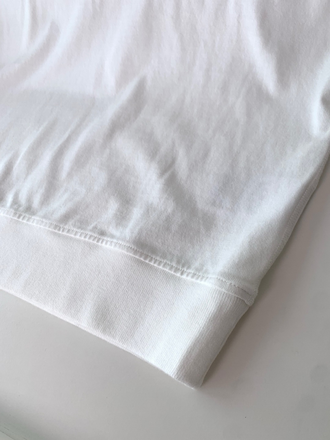 石头2025新款圆领套头卫衣 100%长绒棉 亲肤舒适，款式简约，肩部图案印花工艺 袖子logo徽章贴布