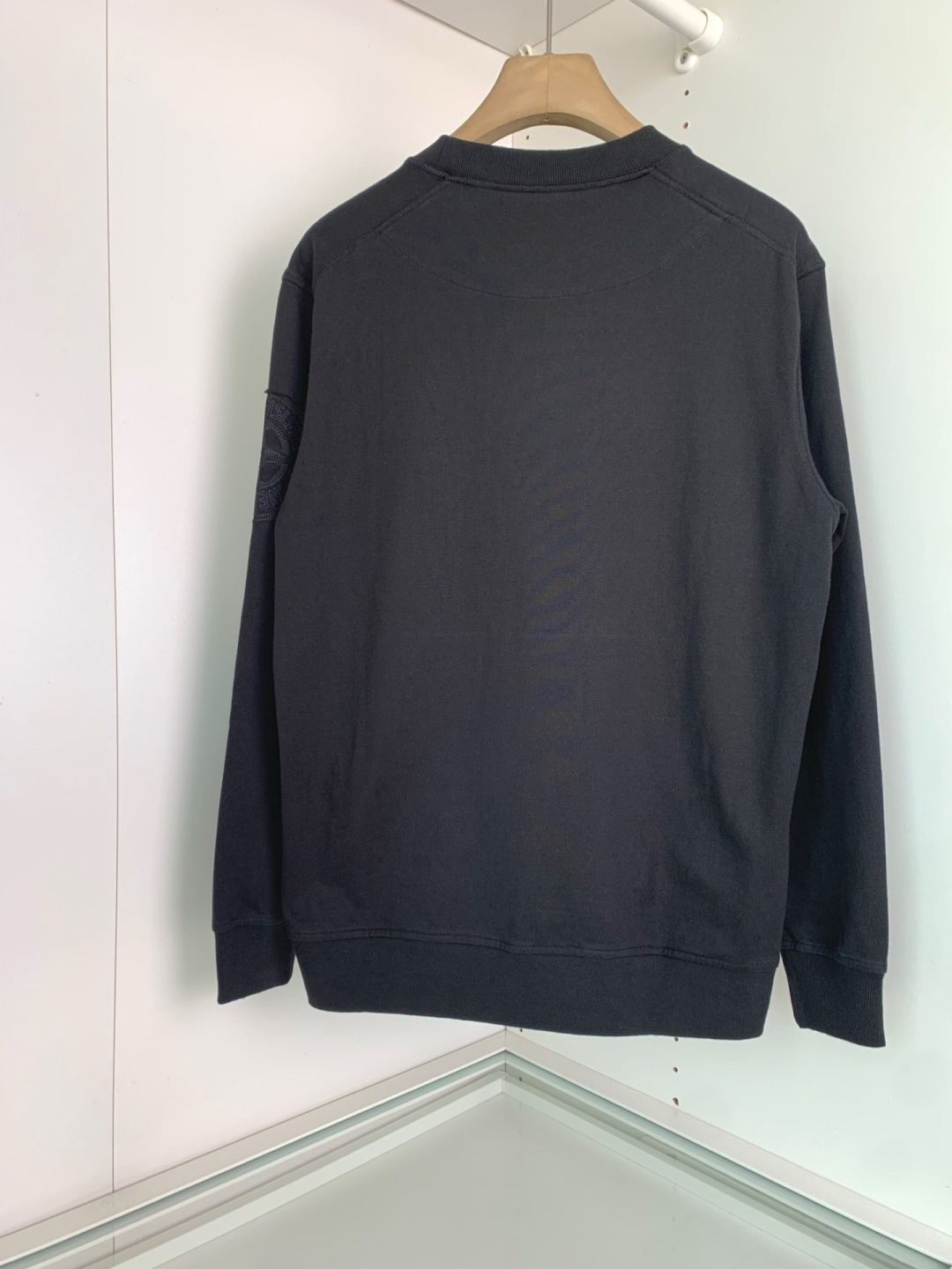 石头2025新款圆领套头卫衣 100%长绒棉 亲肤舒适，款式简约，肩部图案印花工艺 袖子logo徽章贴布