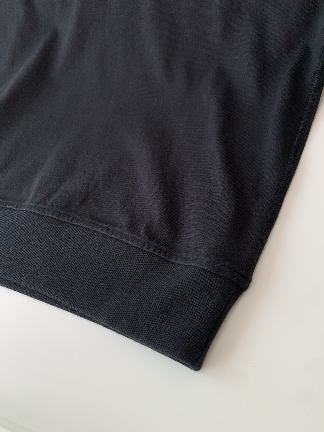 石头2025新款圆领套头卫衣 100%长绒棉 亲肤舒适，款式简约，肩部图案印花工艺 袖子logo徽章贴布