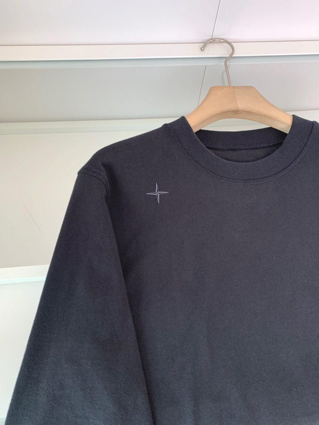 石头2025新款圆领套头卫衣 100%长绒棉 亲肤舒适，款式简约，肩部图案印花工艺 袖子logo徽章贴布