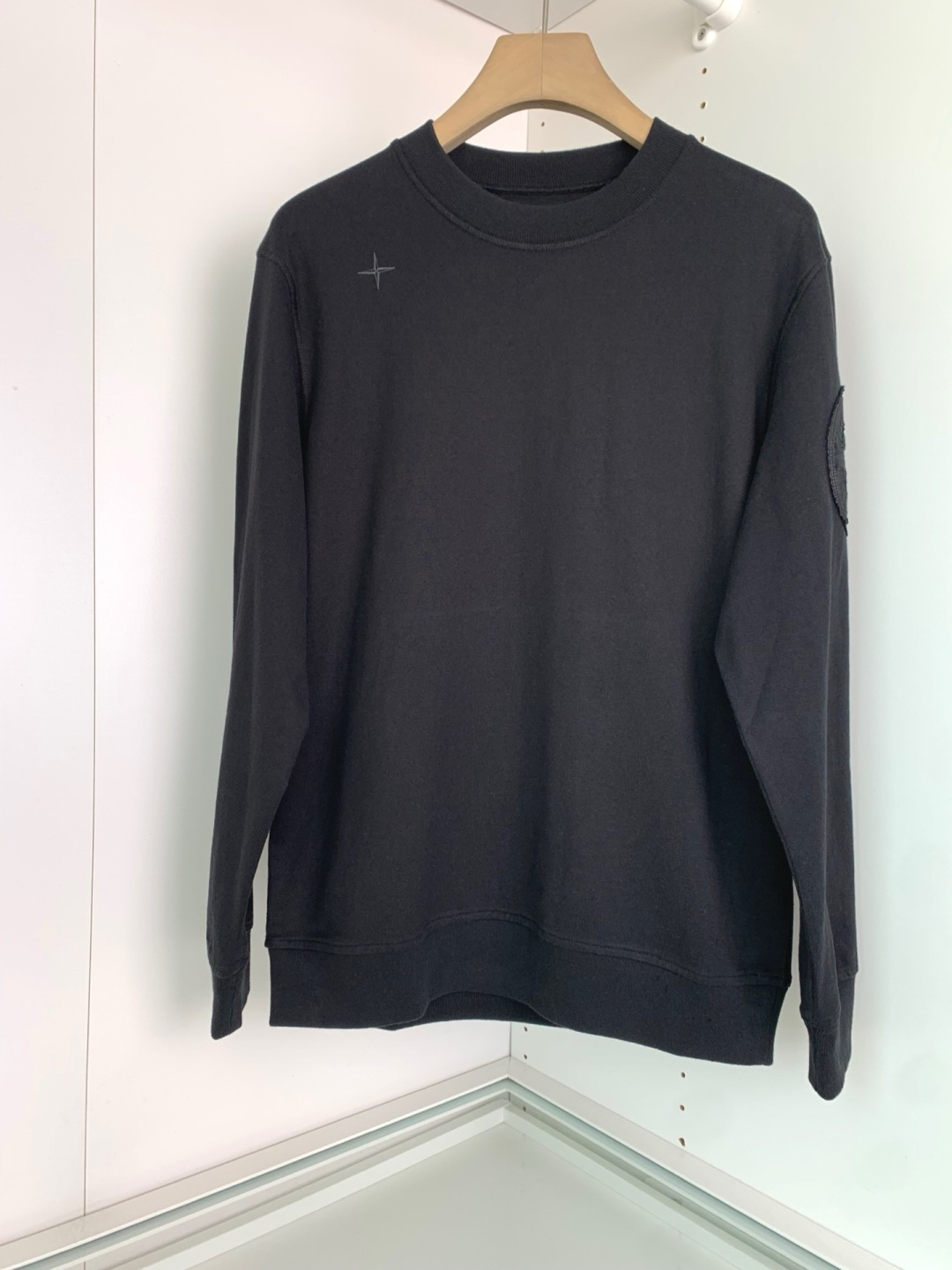 石头2025新款圆领套头卫衣 100%长绒棉 亲肤舒适，款式简约，肩部图案印花工艺 袖子logo徽章贴布