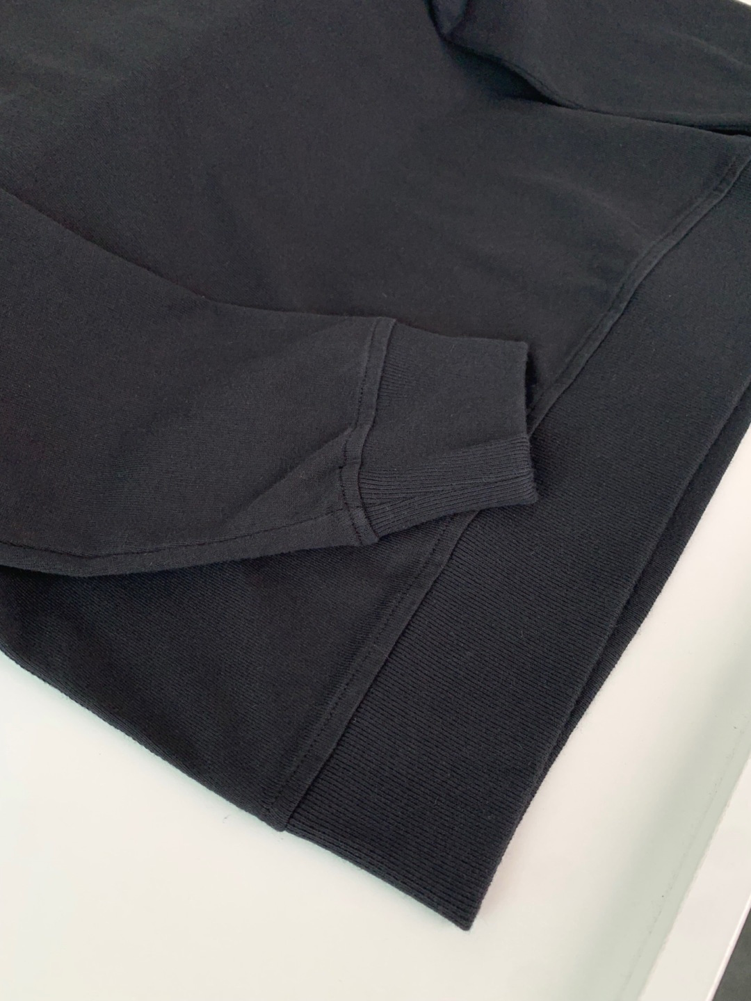 石头2025新款圆领套头卫衣 100%长绒棉 亲肤舒适，款式简约，肩部图案印花工艺 袖子logo徽章贴布