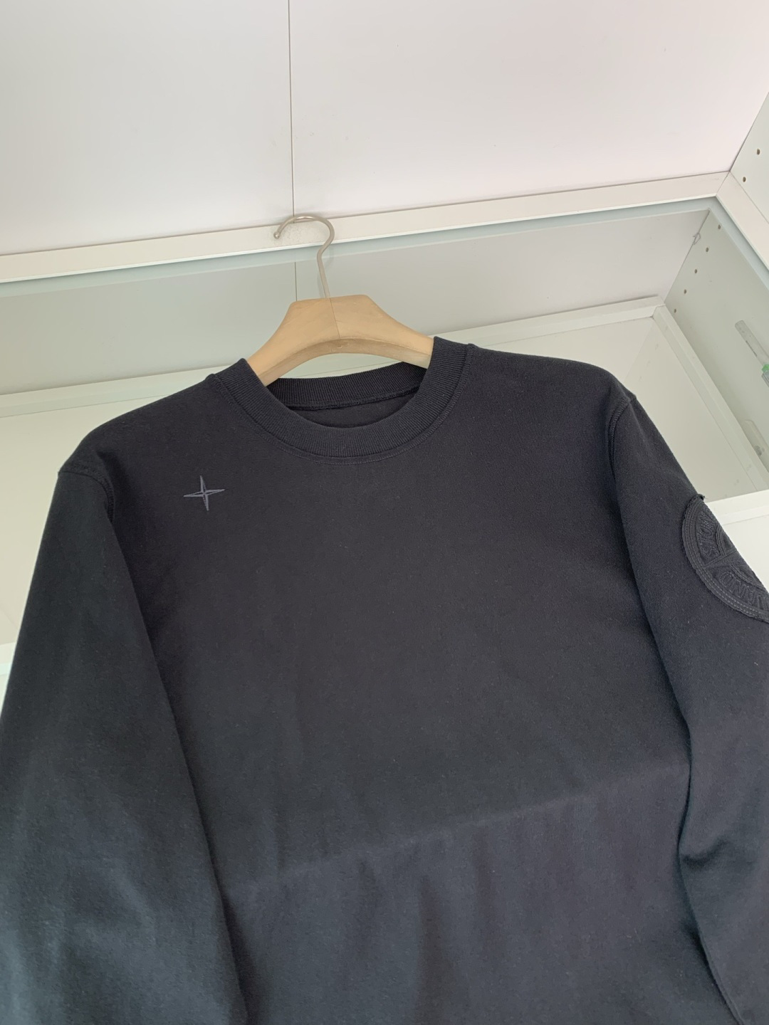 石头2025新款圆领套头卫衣 100%长绒棉 亲肤舒适，款式简约，肩部图案印花工艺 袖子logo徽章贴布