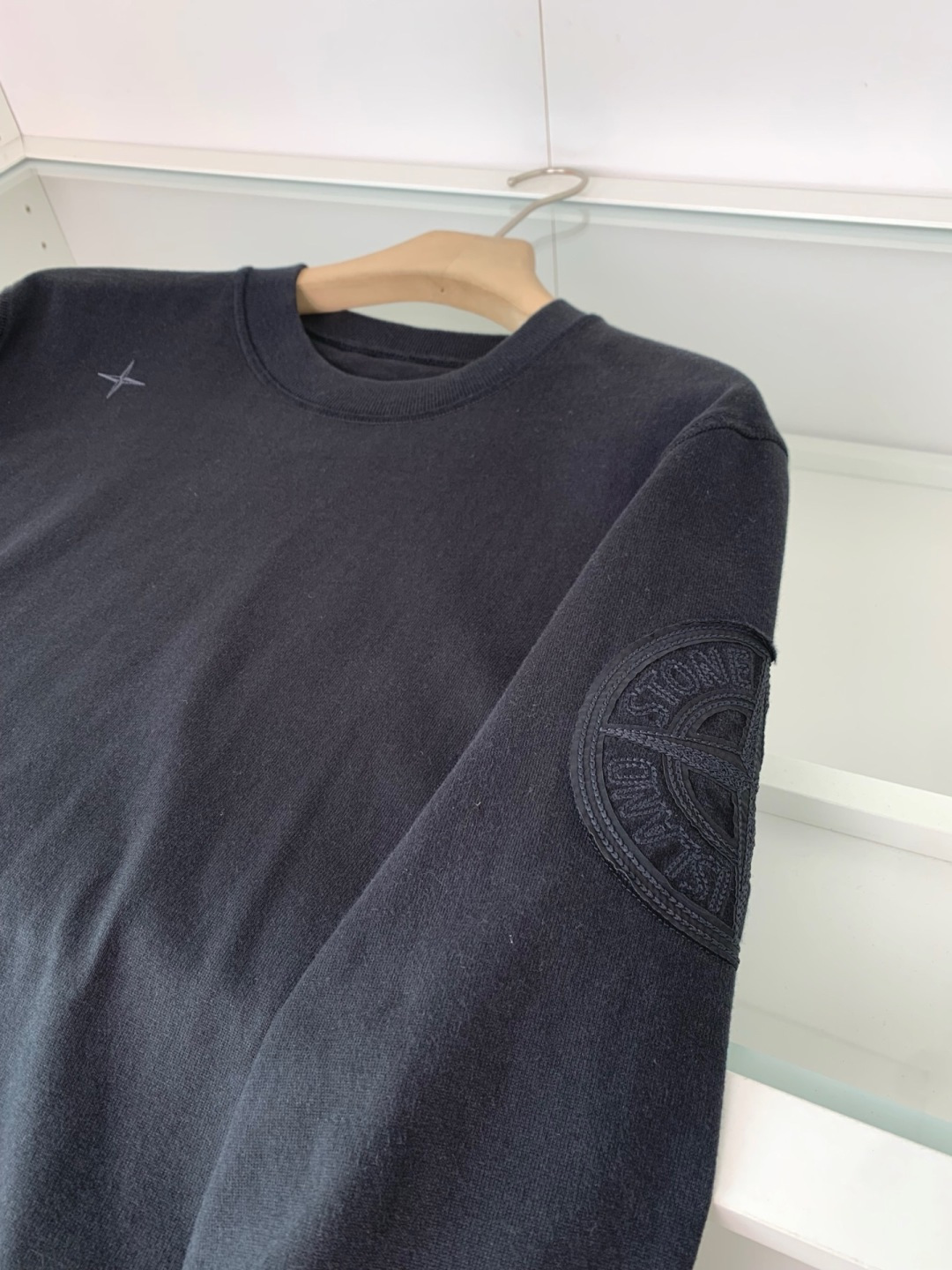 石头2025新款圆领套头卫衣 100%长绒棉 亲肤舒适，款式简约，肩部图案印花工艺 袖子logo徽章贴布