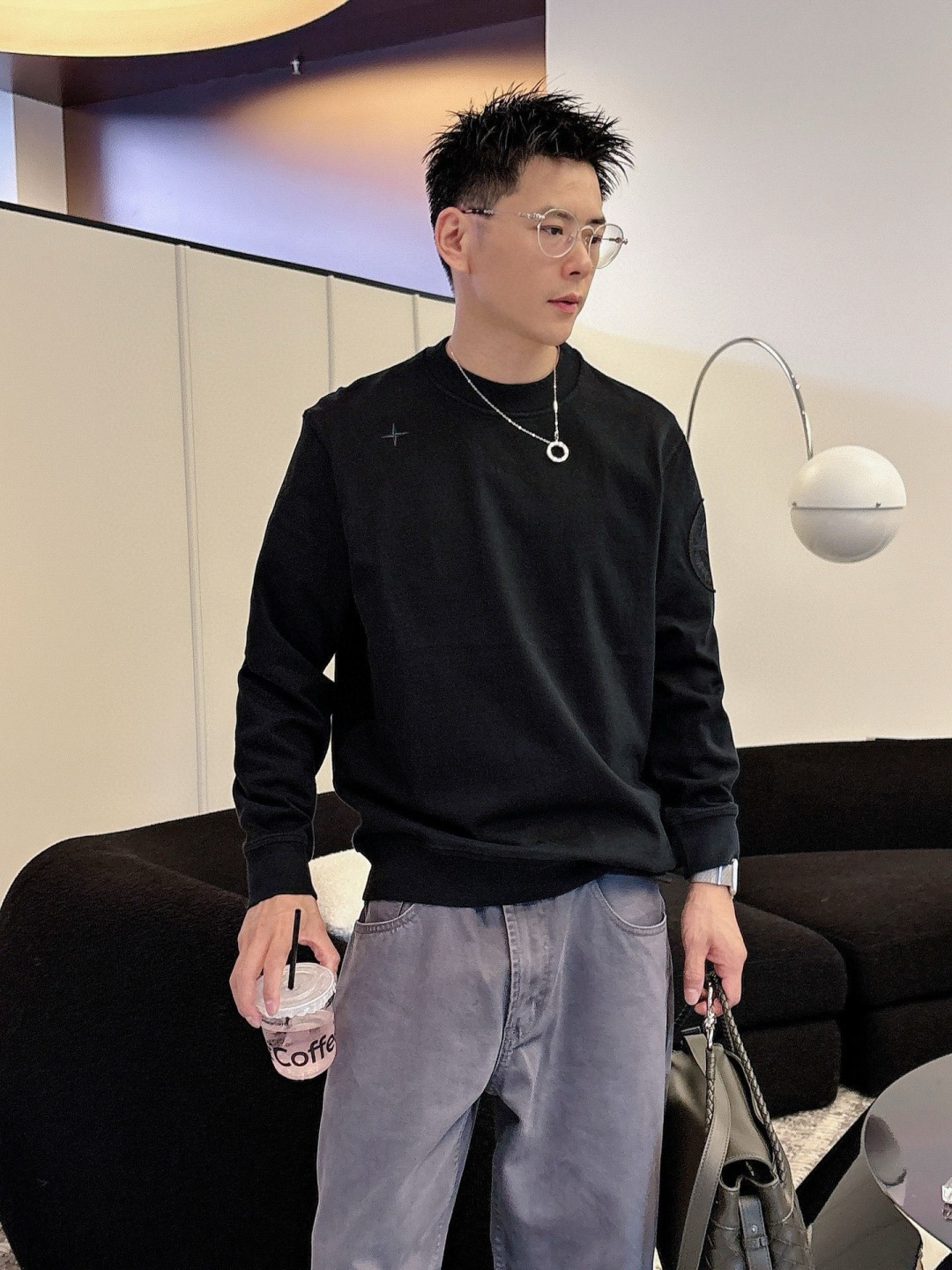 石头2025新款圆领套头卫衣 100%长绒棉 亲肤舒适，款式简约，肩部图案印花工艺 袖子logo徽章贴布