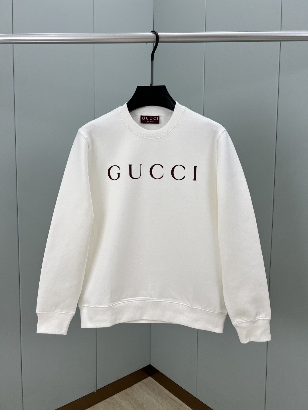 Gucci.古驰 25秋冬新品饰品牌字母GUCCI印花标识针织圆领卫衣，正面字母简约低调演绎品牌元素标识