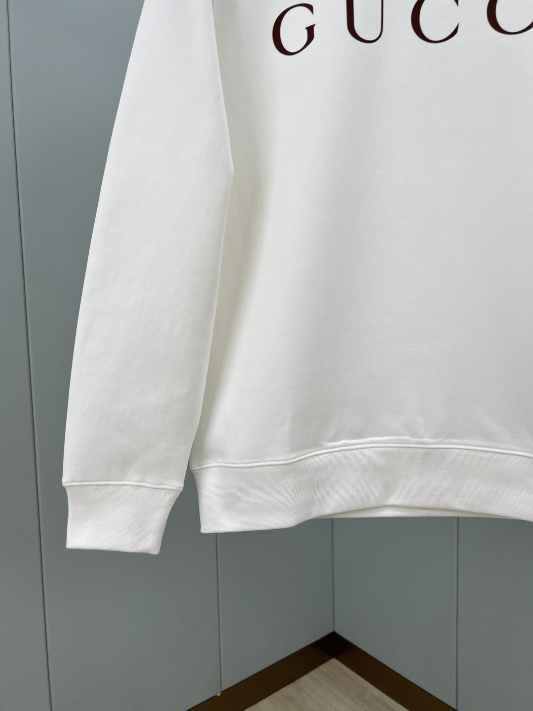 Gucci.古驰 25秋冬新品饰品牌字母GUCCI印花标识针织圆领卫衣，正面字母简约低调演绎品牌元素标识