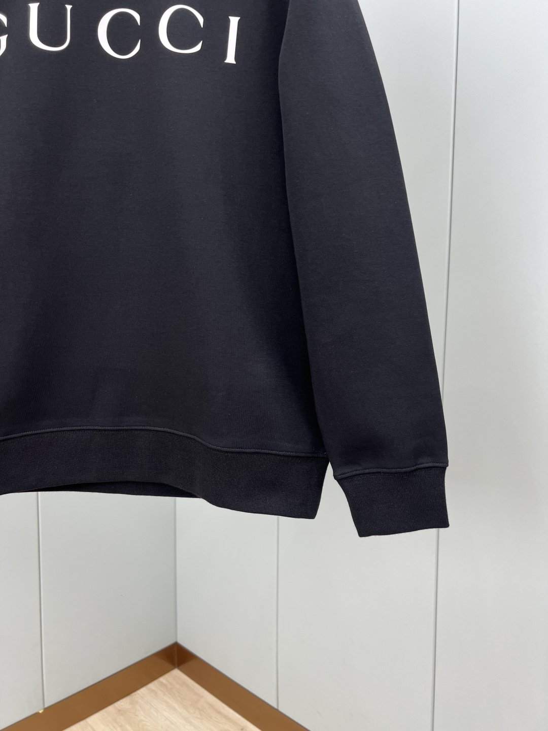 Gucci.古驰 25秋冬新品饰品牌字母GUCCI印花标识针织圆领卫衣，正面字母简约低调演绎品牌元素标识