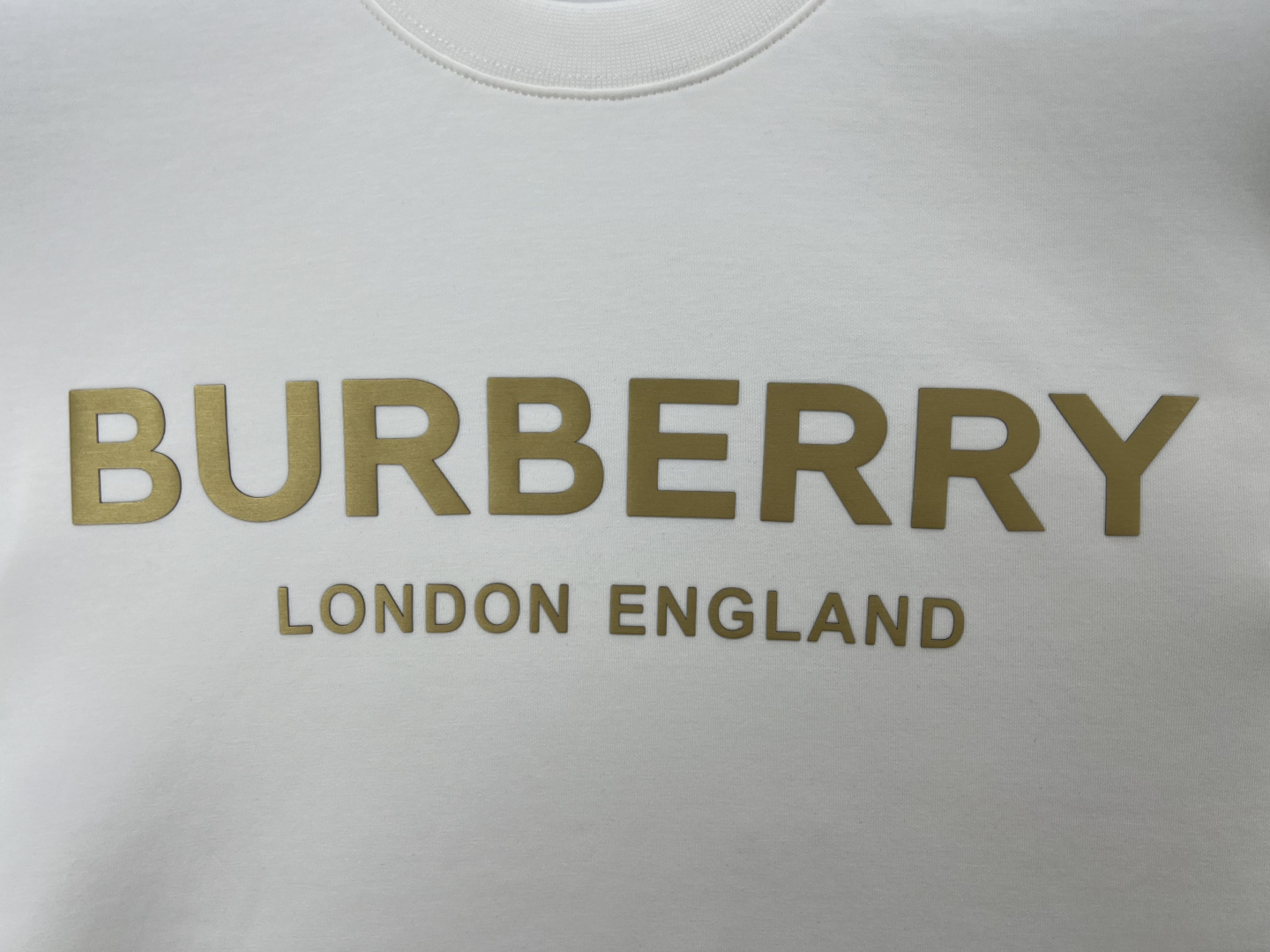 Burberry.巴宝莉 秋冬品牌经典立体字母标识针织圆领卫衣，正面胸前伦敦限定标志性的Burberry