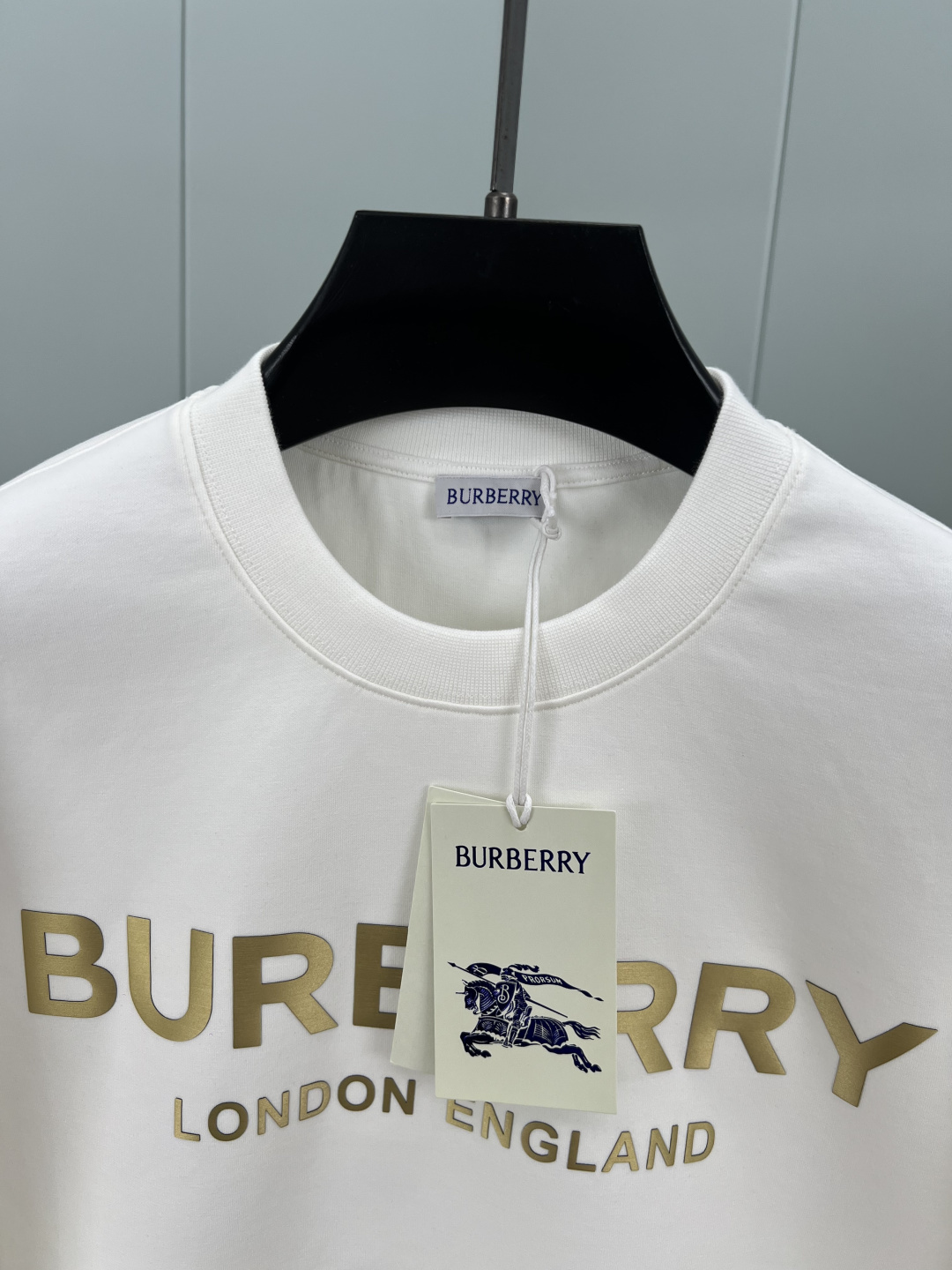 Burberry.巴宝莉 秋冬品牌经典立体字母标识针织圆领卫衣，正面胸前伦敦限定标志性的Burberry