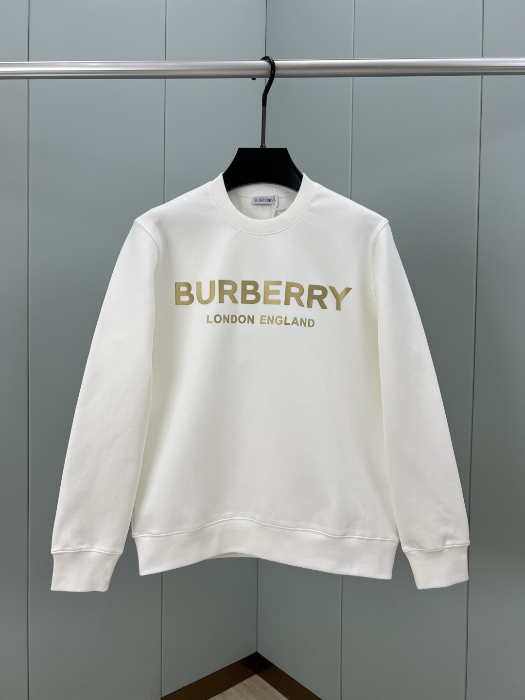 Burberry.巴宝莉 秋冬品牌经典立体字母标识针织圆领卫衣，正面胸前伦敦限定标志性的Burberry
