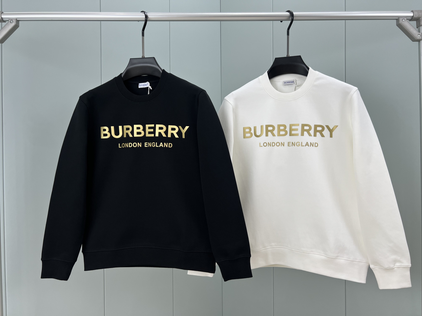 Burberry.巴宝莉 秋冬品牌经典立体字母标识针织圆领卫衣，正面胸前伦敦限定标志性的Burberry