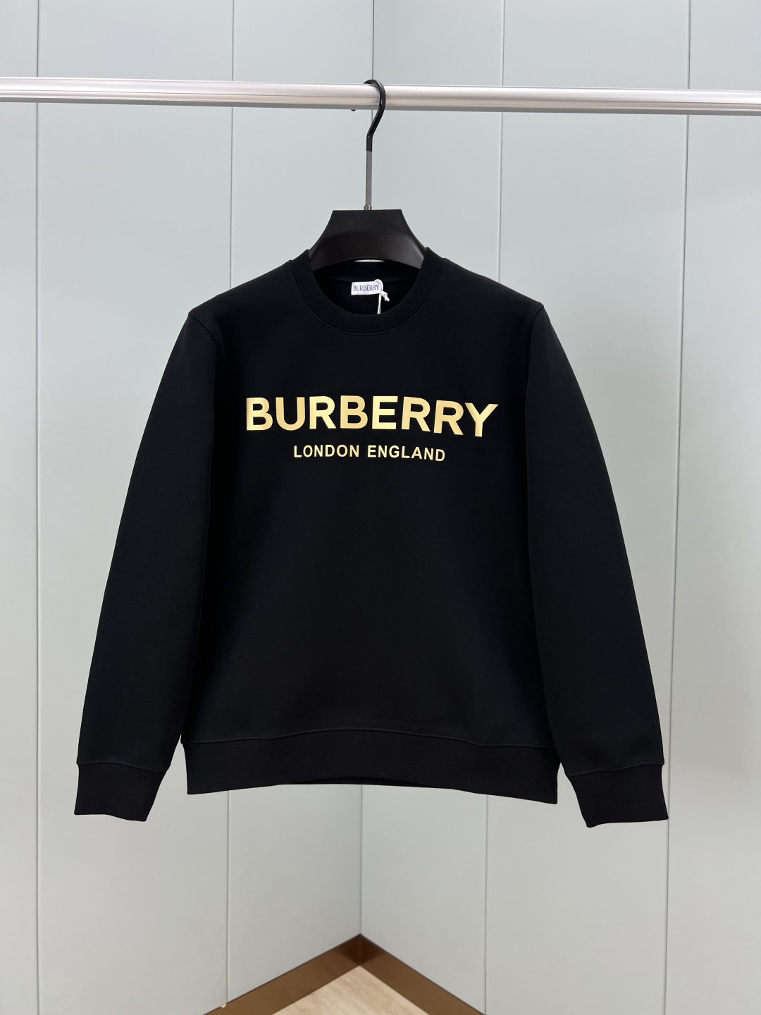 Burberry.巴宝莉 秋冬品牌经典立体字母标识针织圆领卫衣，正面胸前伦敦限定标志性的Burberry