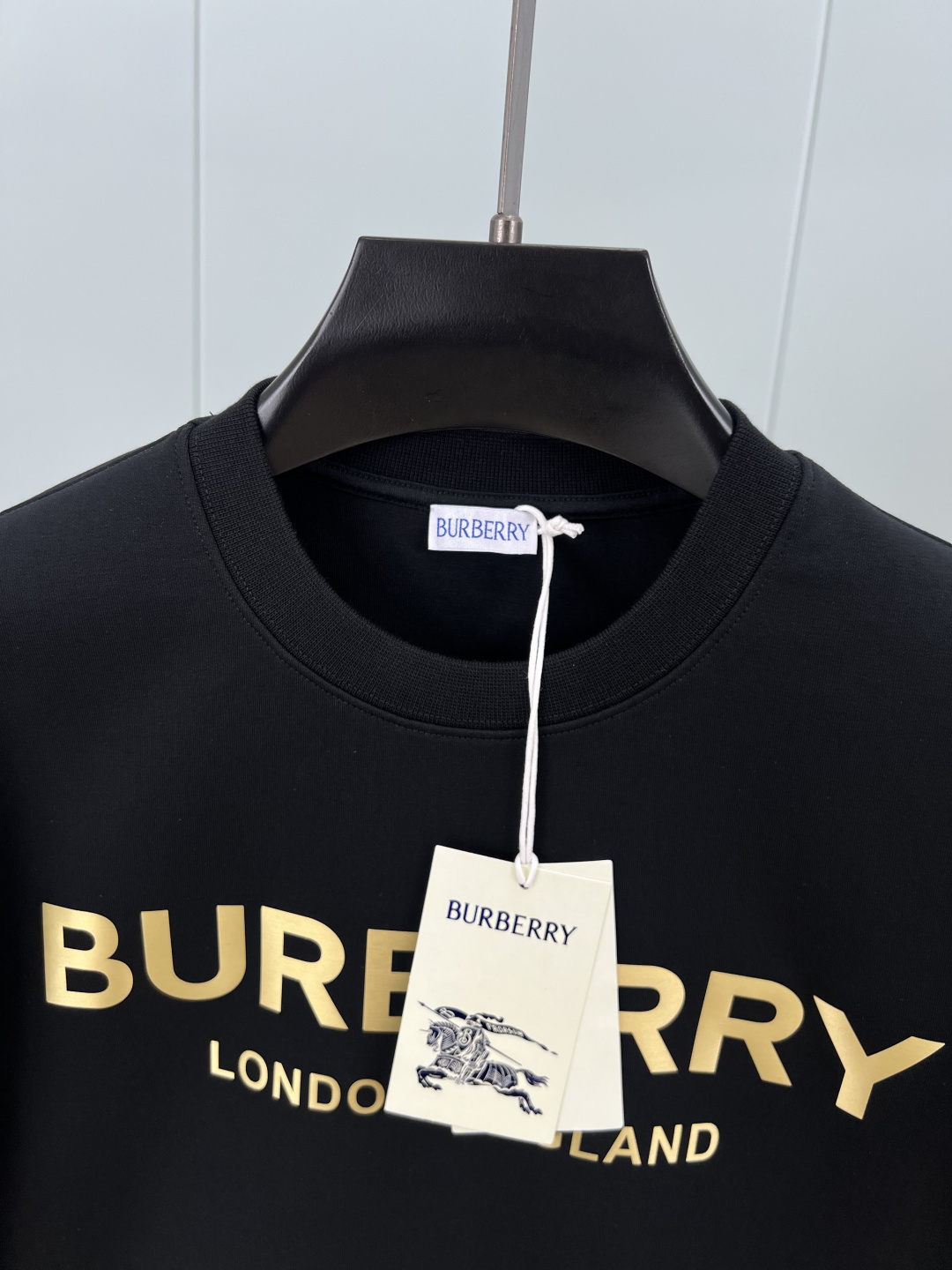 Burberry.巴宝莉 秋冬品牌经典立体字母标识针织圆领卫衣，正面胸前伦敦限定标志性的Burberry