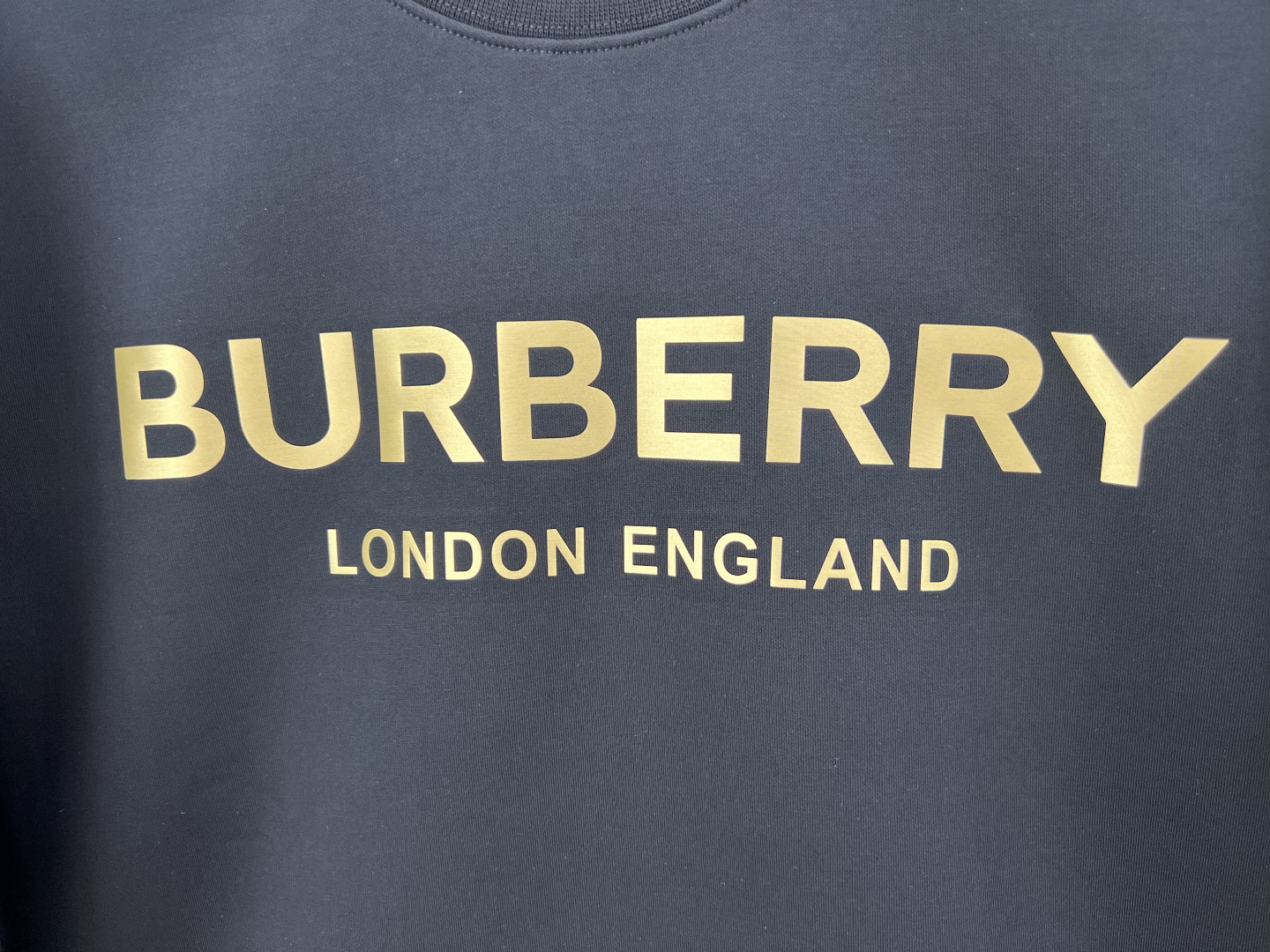 Burberry.巴宝莉 秋冬品牌经典立体字母标识针织圆领卫衣，正面胸前伦敦限定标志性的Burberry