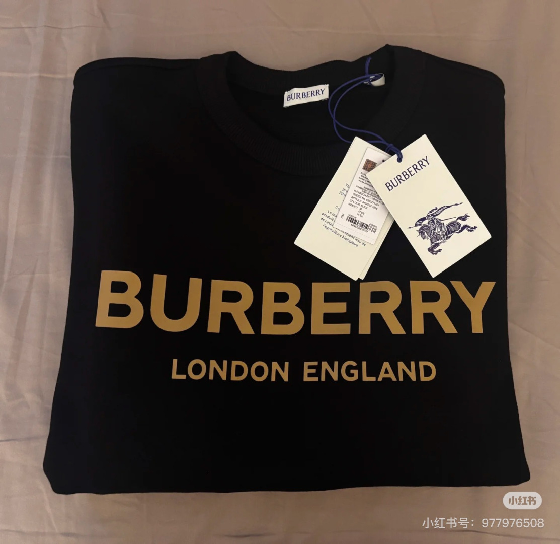 Burberry.巴宝莉 秋冬品牌经典立体字母标识针织圆领卫衣，正面胸前伦敦限定标志性的Burberry