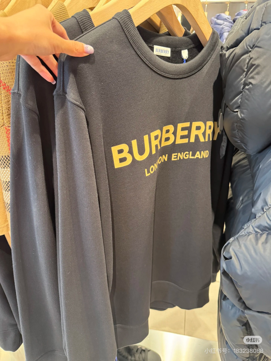 Burberry.巴宝莉 秋冬品牌经典立体字母标识针织圆领卫衣，正面胸前伦敦限定标志性的Burberry
