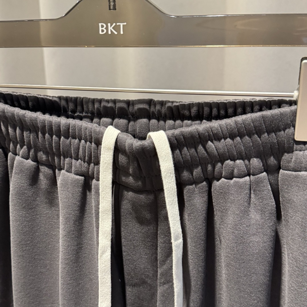 MM6🌟秋冬新款休闲裤🆕采用优质面料，具有质感，松紧腰带设计，超级时尚洋气！码数：M-3XL 男女同款