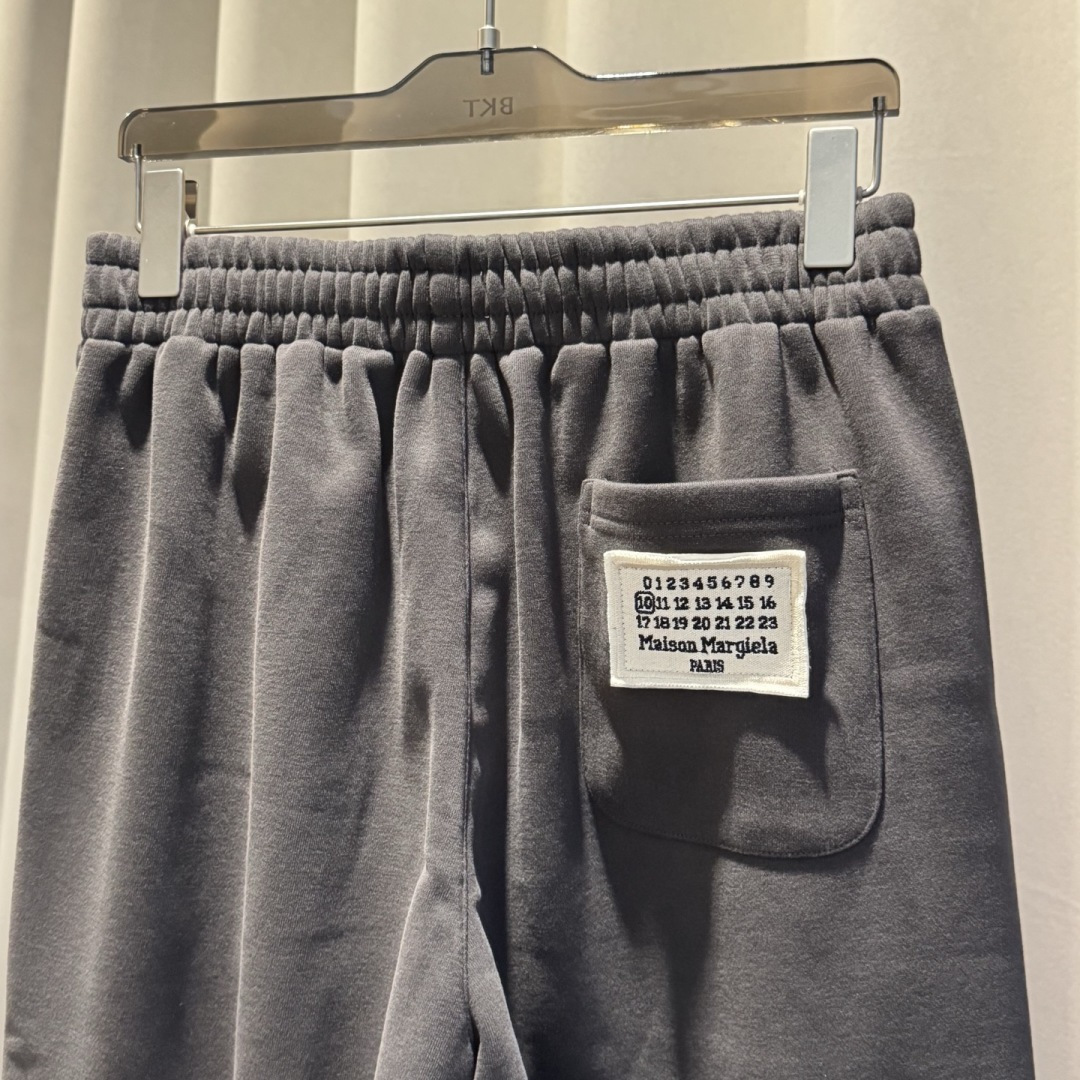 MM6🌟秋冬新款休闲裤🆕采用优质面料，具有质感，松紧腰带设计，超级时尚洋气！码数：M-3XL 男女同款