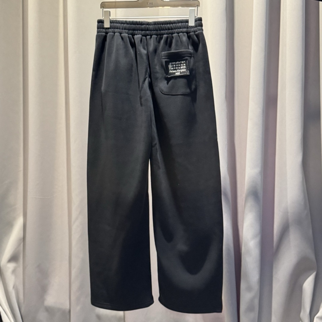 MM6🌟秋冬新款休闲裤🆕采用优质面料，具有质感，松紧腰带设计，超级时尚洋气！码数：M-3XL 男女同款